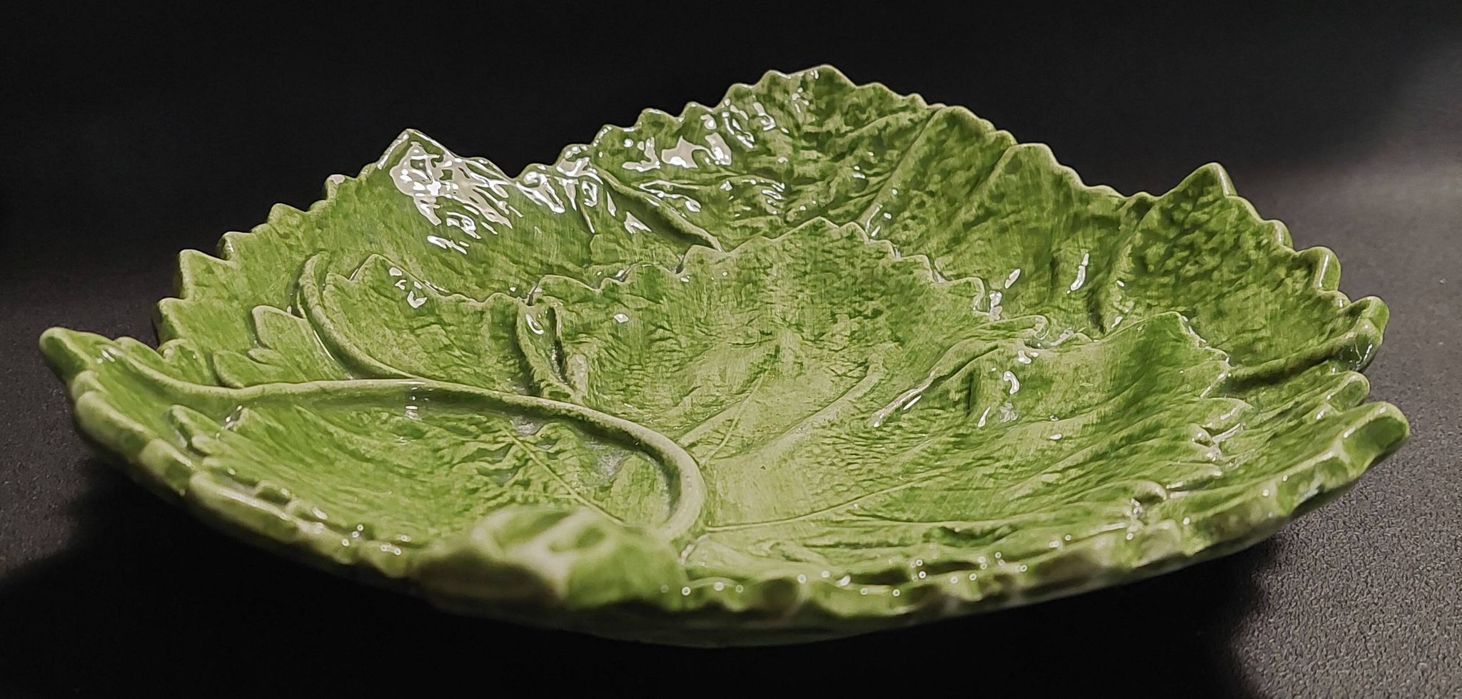 Assiette barbotine feuille Portugal seconde moitié XXème