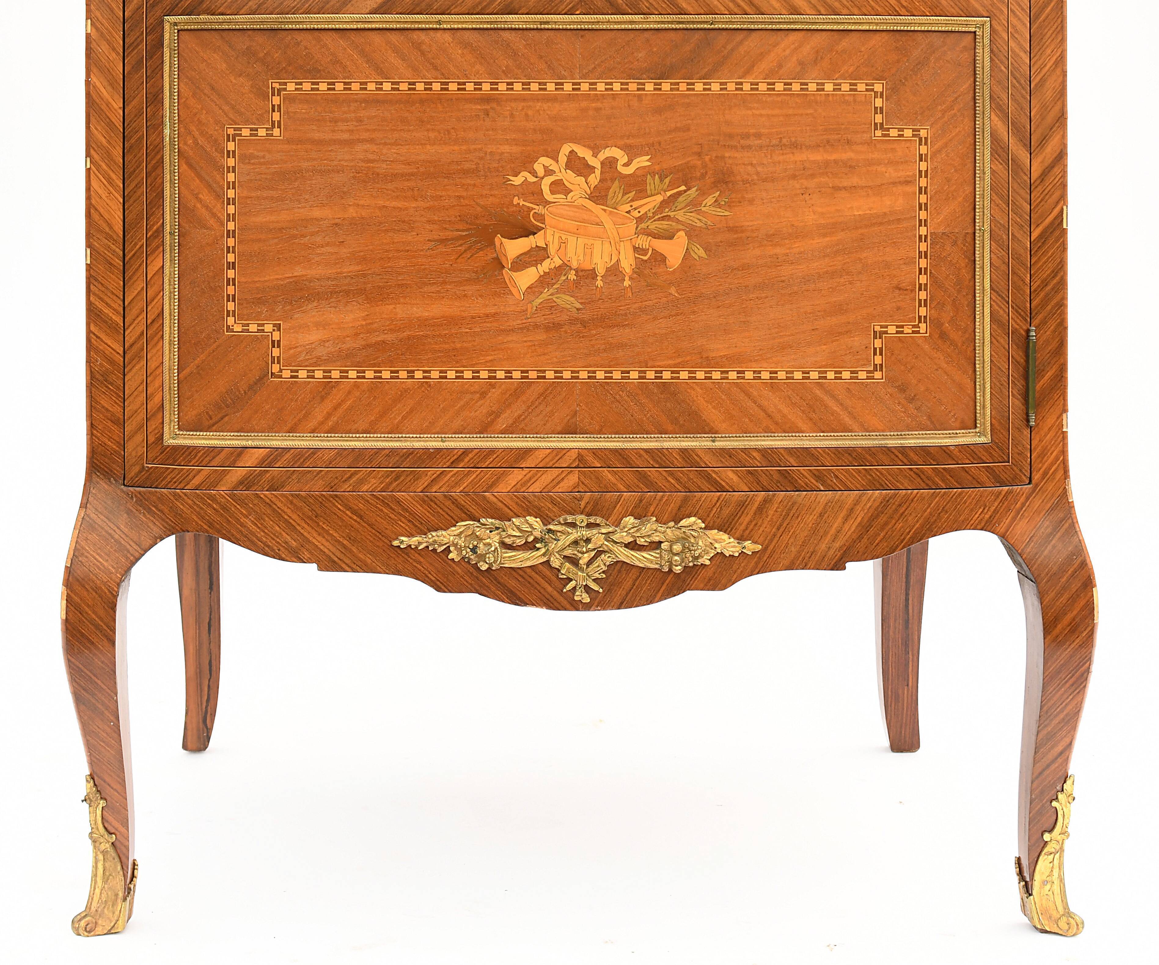 In-between furniture in marquetry decorated with a trophy decoration of musical instruments
