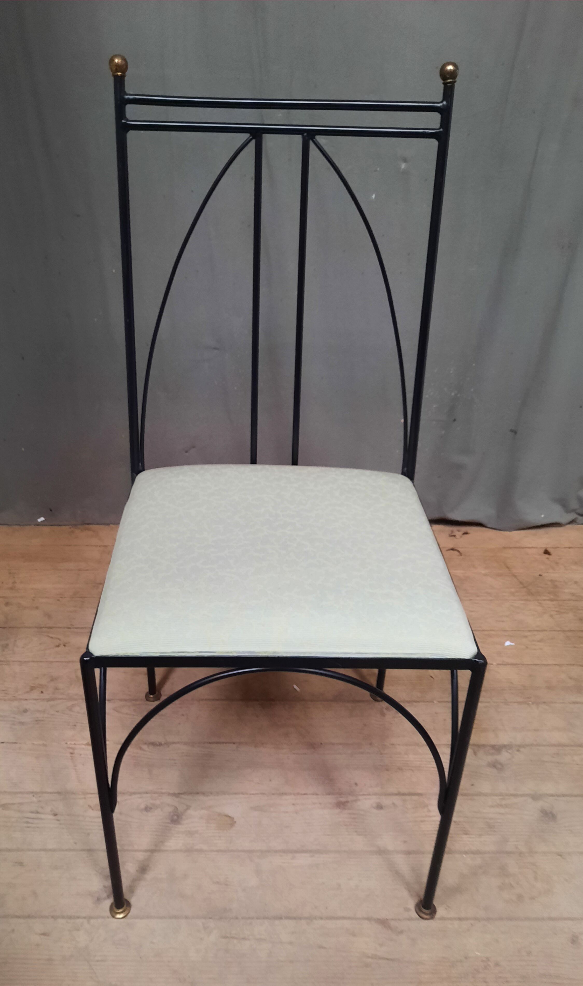 Serie de 4 chaises en métal noir