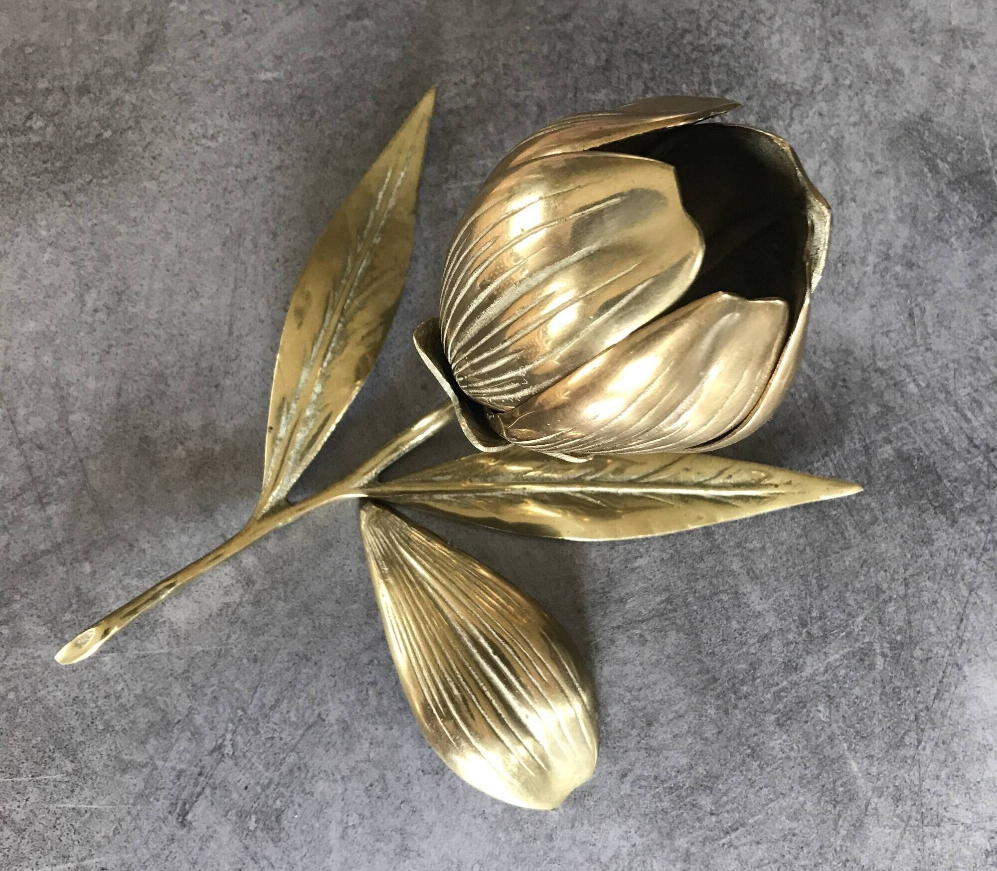 Vintage flower ashtray in solid gold-plated brass with six removable petals from the 60s/70s
