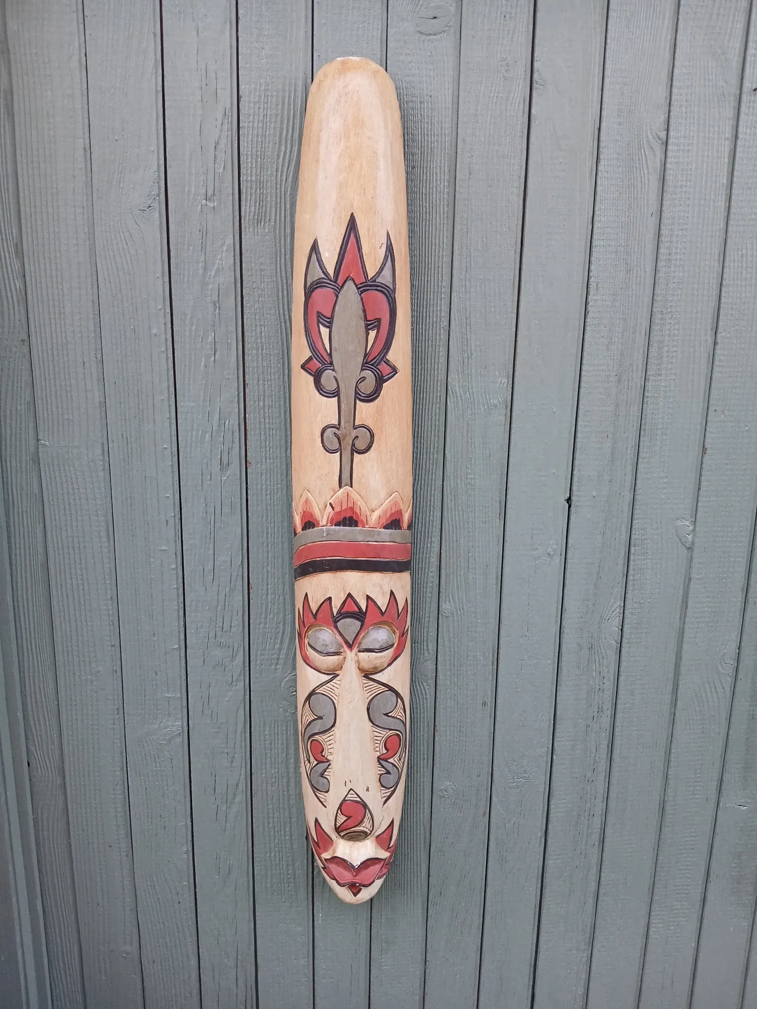 Masque totem en bois sculpté