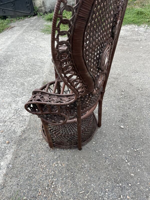 Grand fauteuil Emmanuelle ou fauteuil paon ancien en rotin tressé