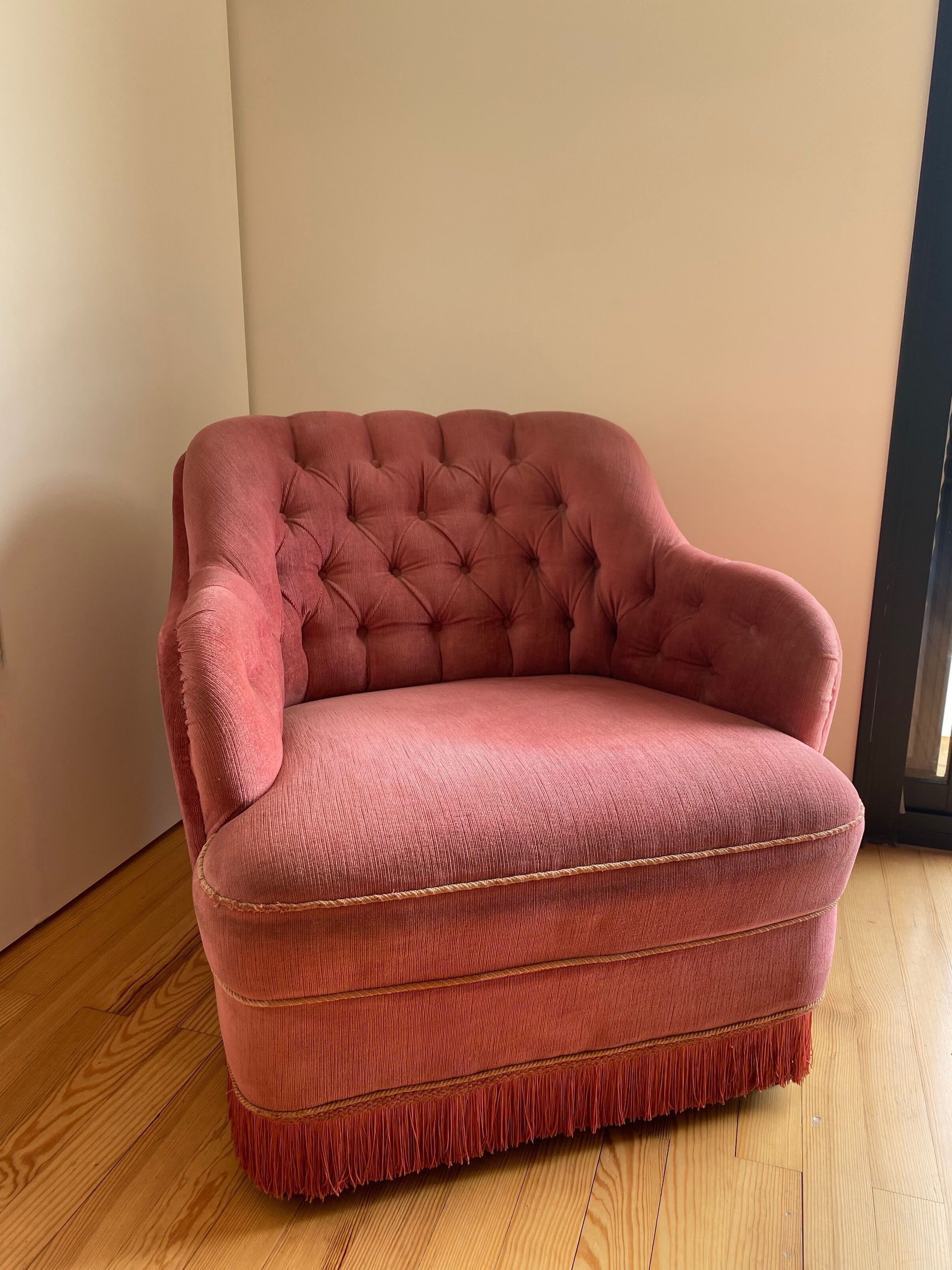 Upholstered toad armchair