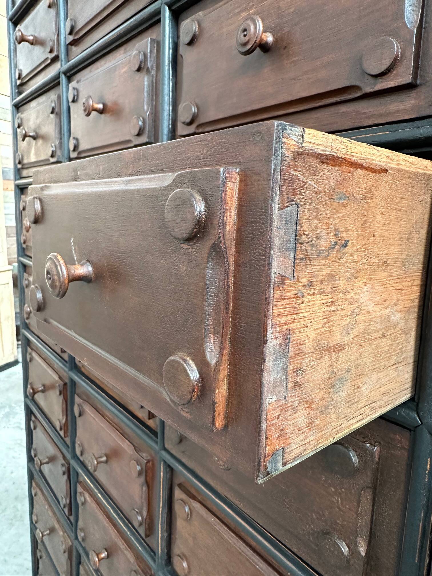 Grand meuble de notaire en chêne