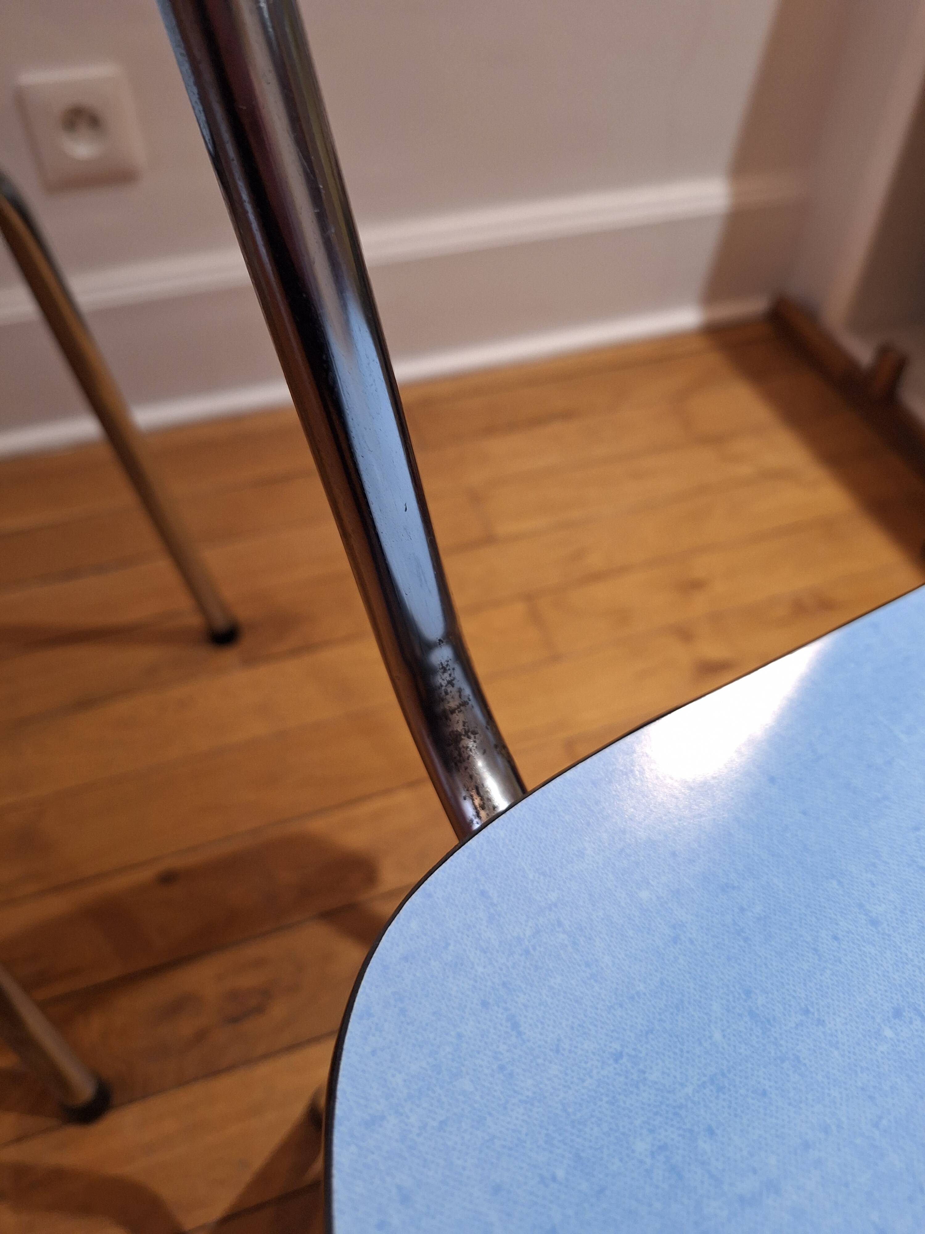 Table et chaises formica bleu