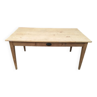 Closing table a drawer