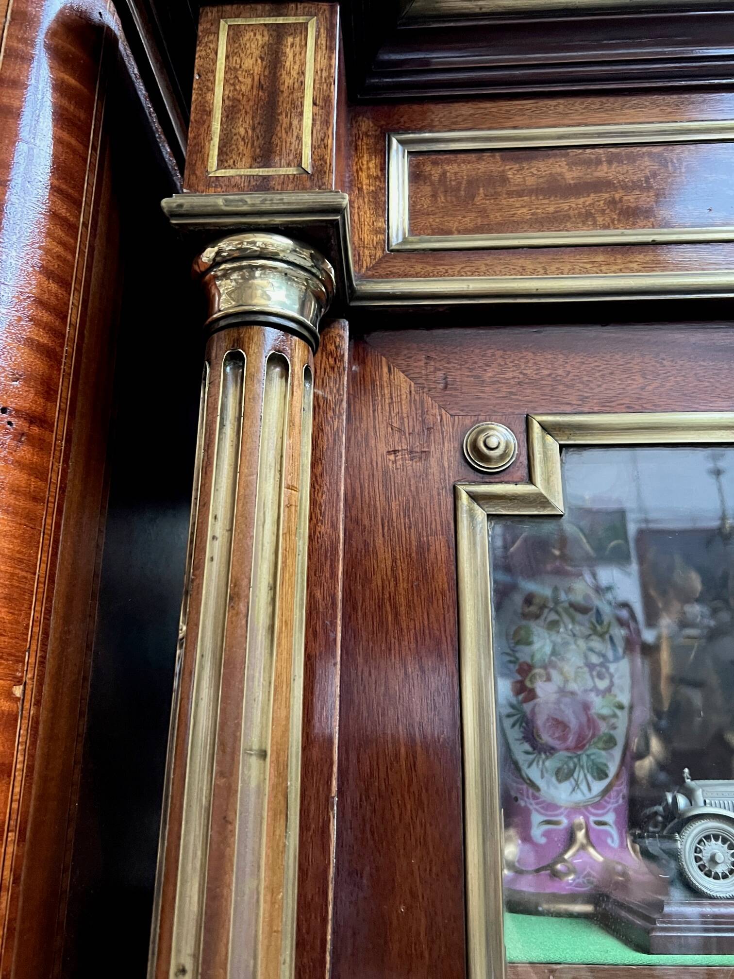 Library from the Napoléon III era. Brass inlay, mahogany, brass decoration.
