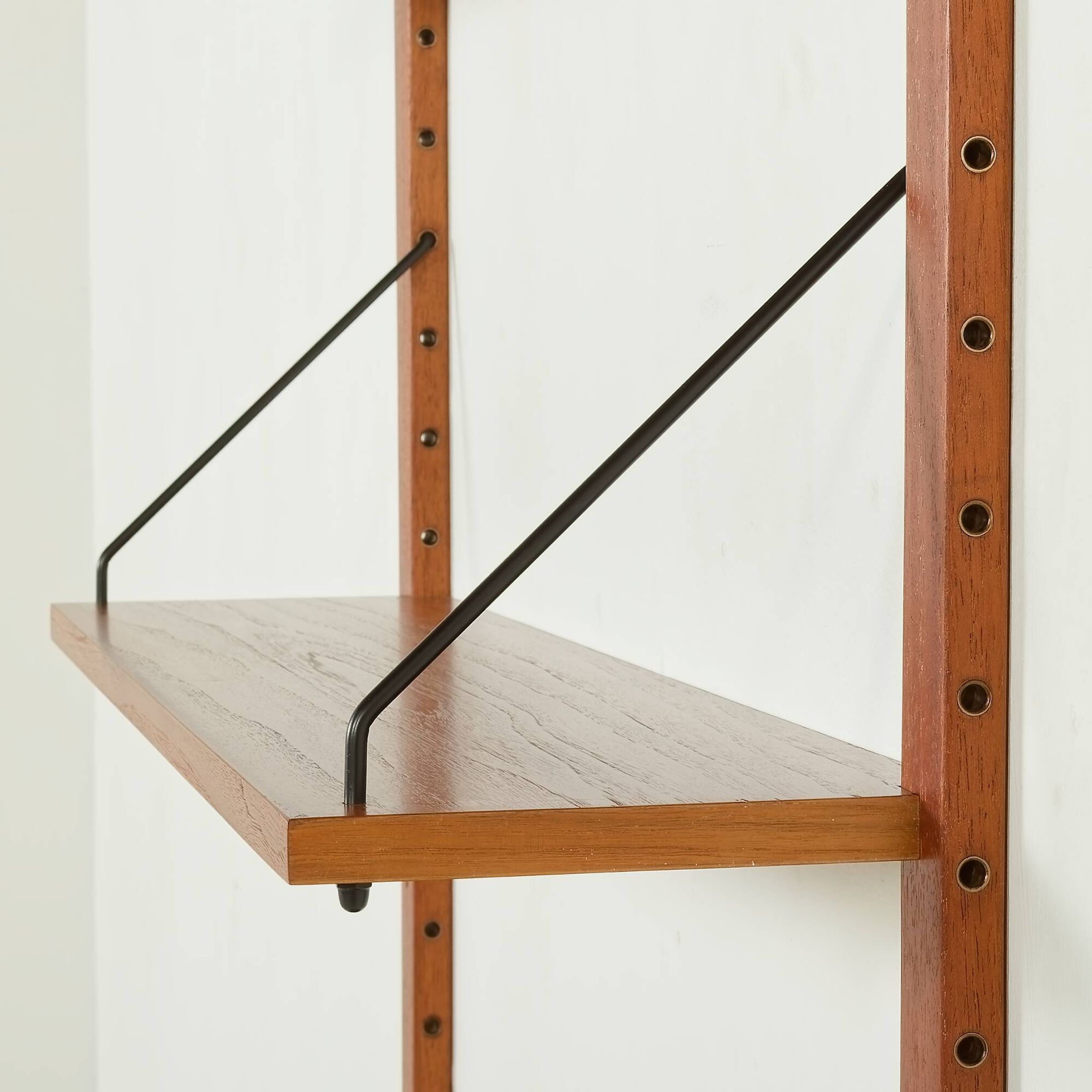 Un ensemble mural scandinave des années 70 avec un console et un miroir, Danemark.