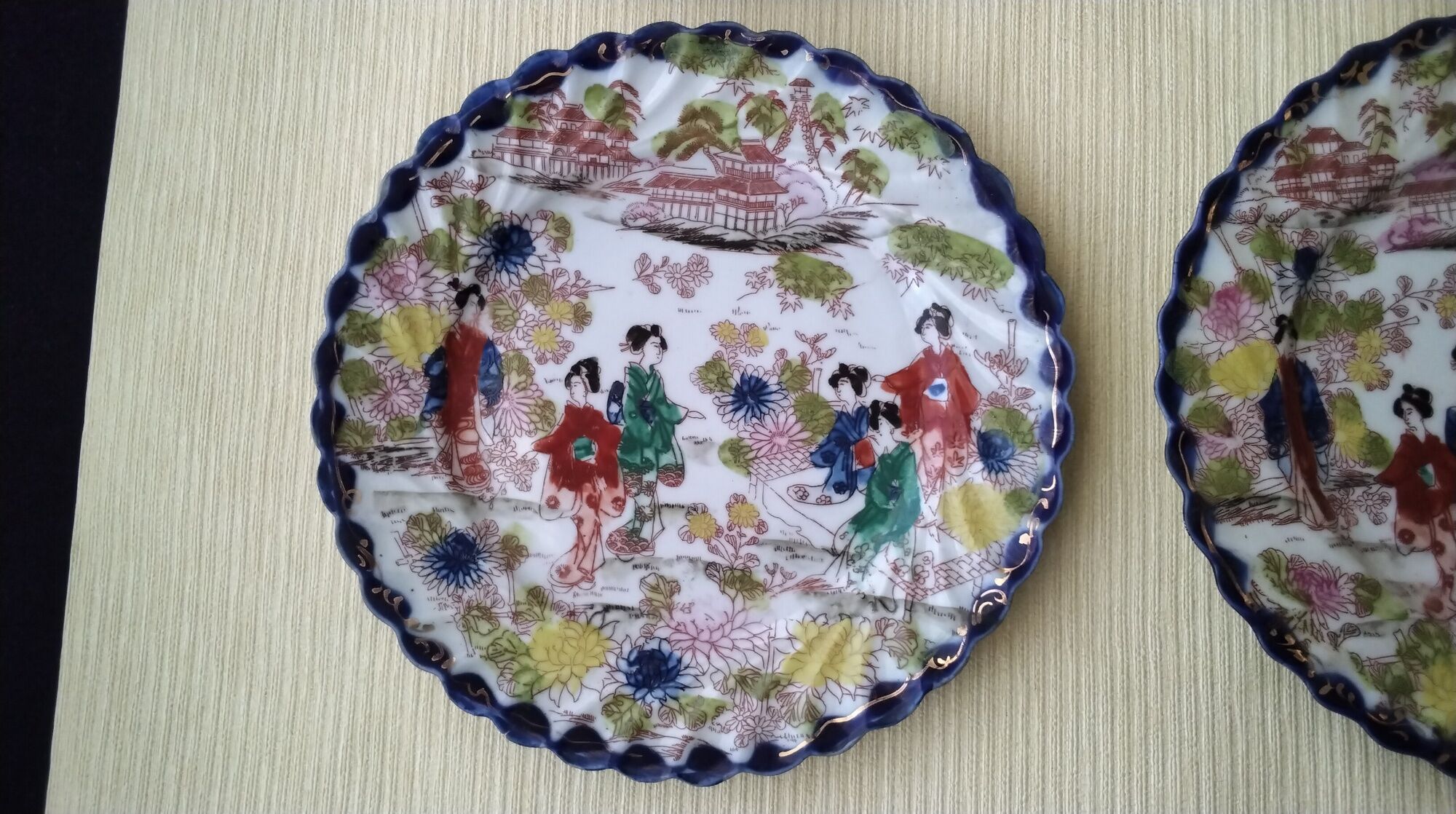 Set of 4 dessert plates made of Japanese porcelain