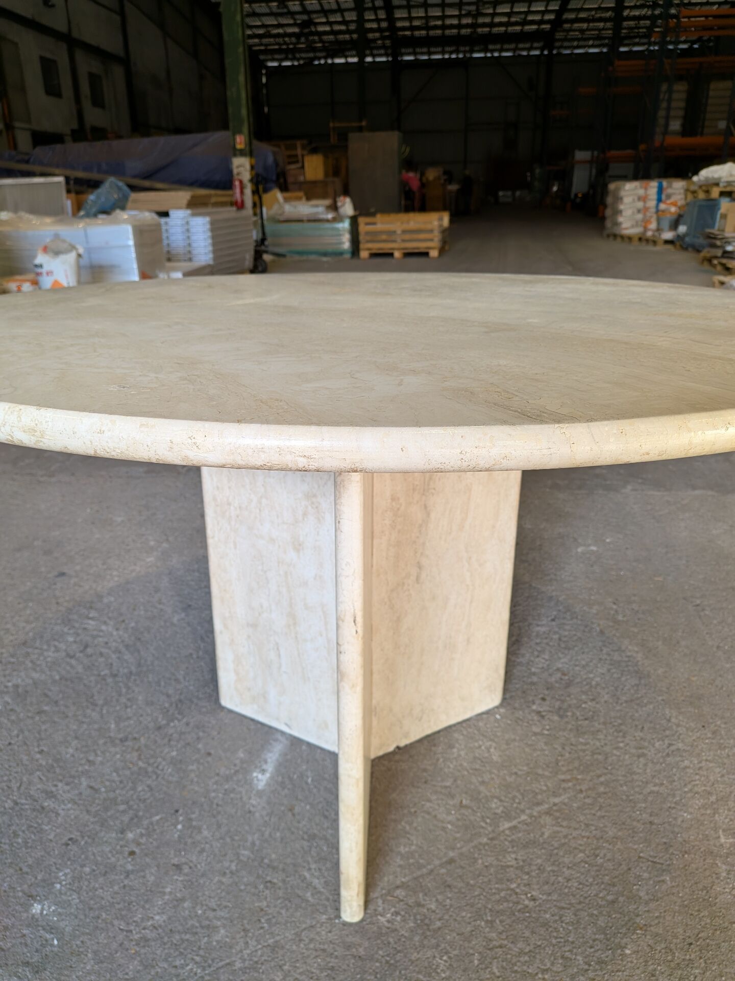 Table de salle à manger en travertin 