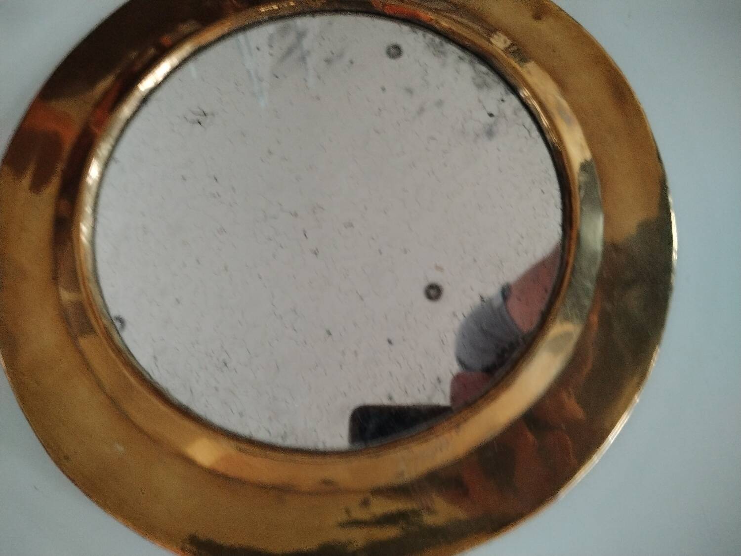 Pretty round mirror in brass and quilted glass