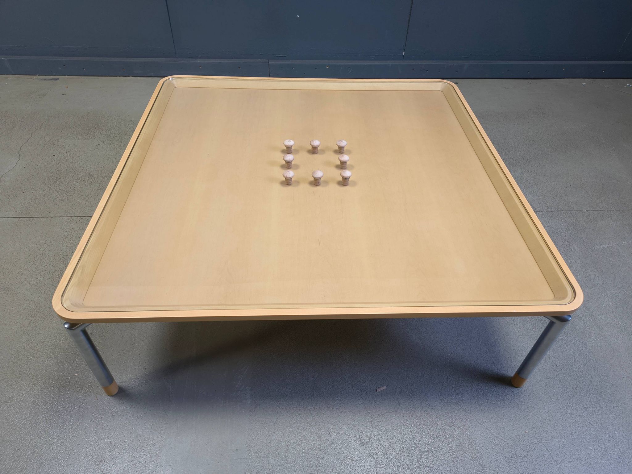 Table basse post-moderne en liège et en verre, années 1980