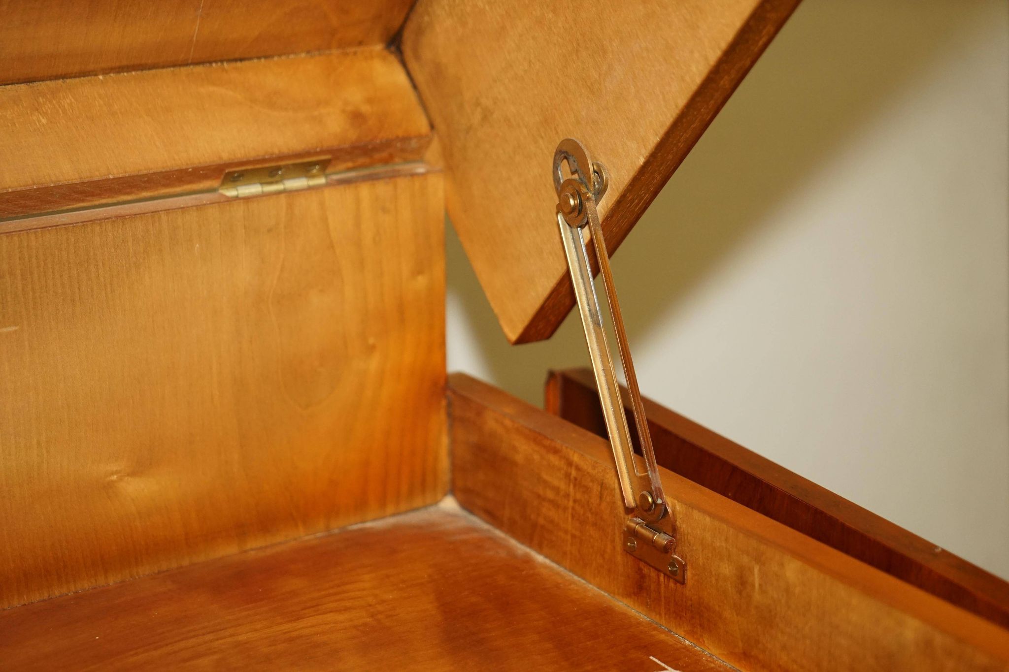 Wooden buffet TV in yew Abbey Craft Mid-Century Modern Sheraton details