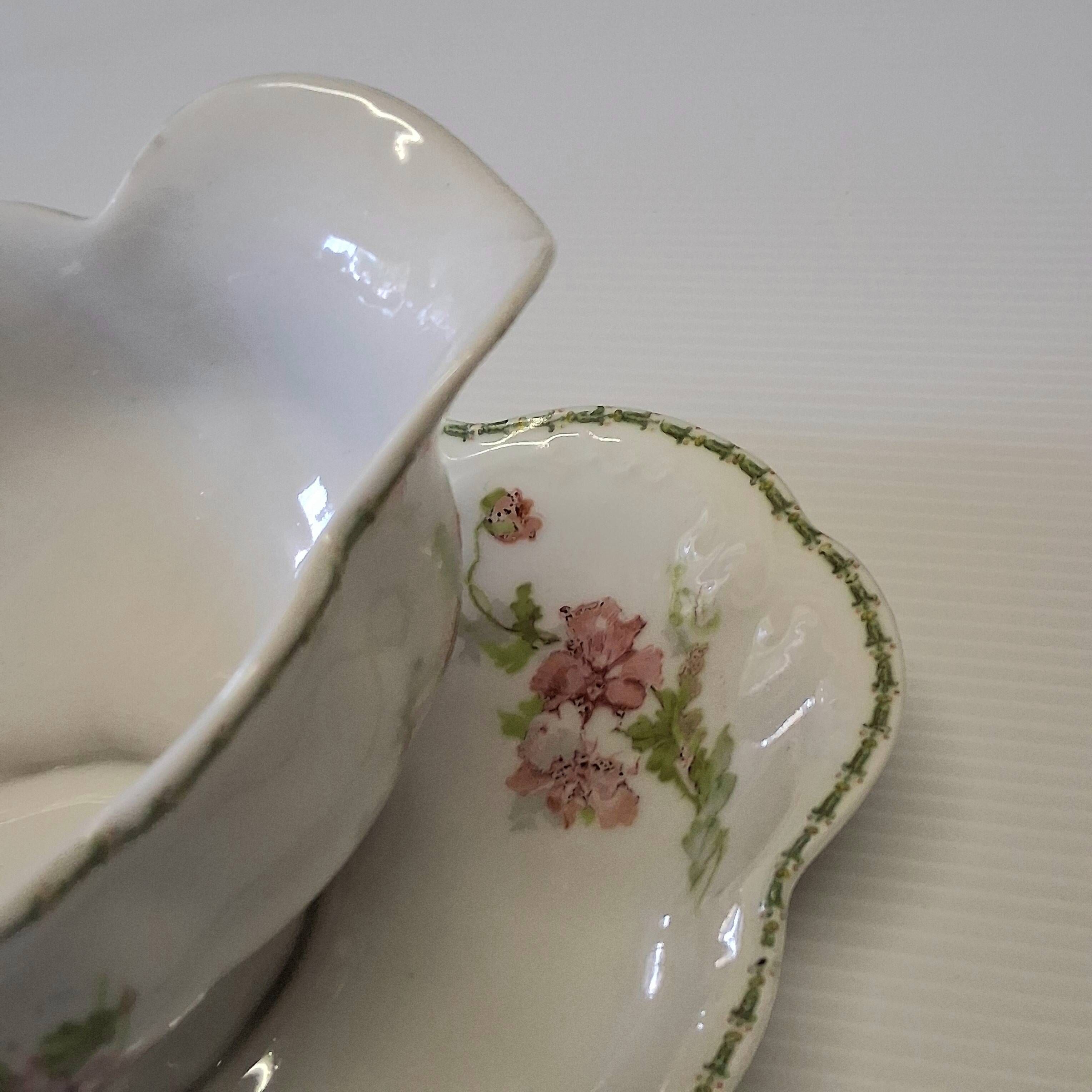 Very pretty sauce boat on a Limoges porcelain terrace in very good condition.