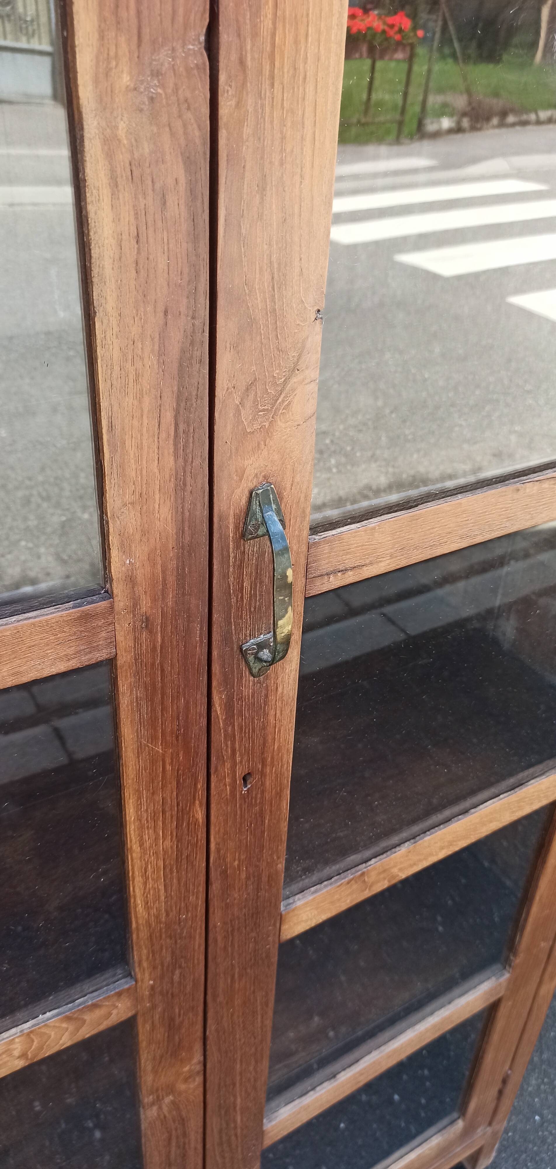 Armoire vitrée en bois