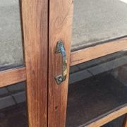 Armoire vitrée en bois