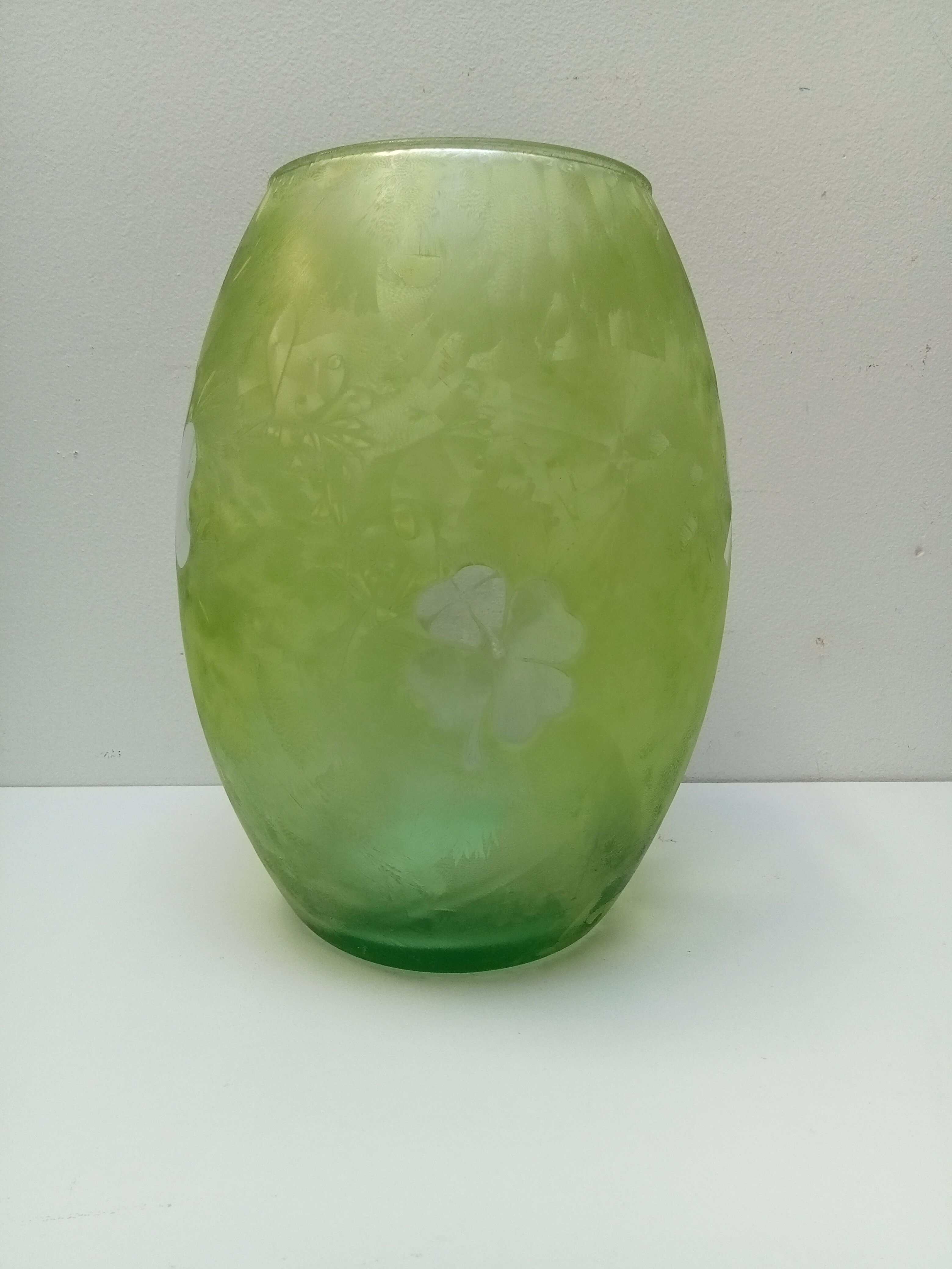 Green vase decoration clover