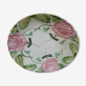 Assiette en céramique barbotine ancienne motifs roses