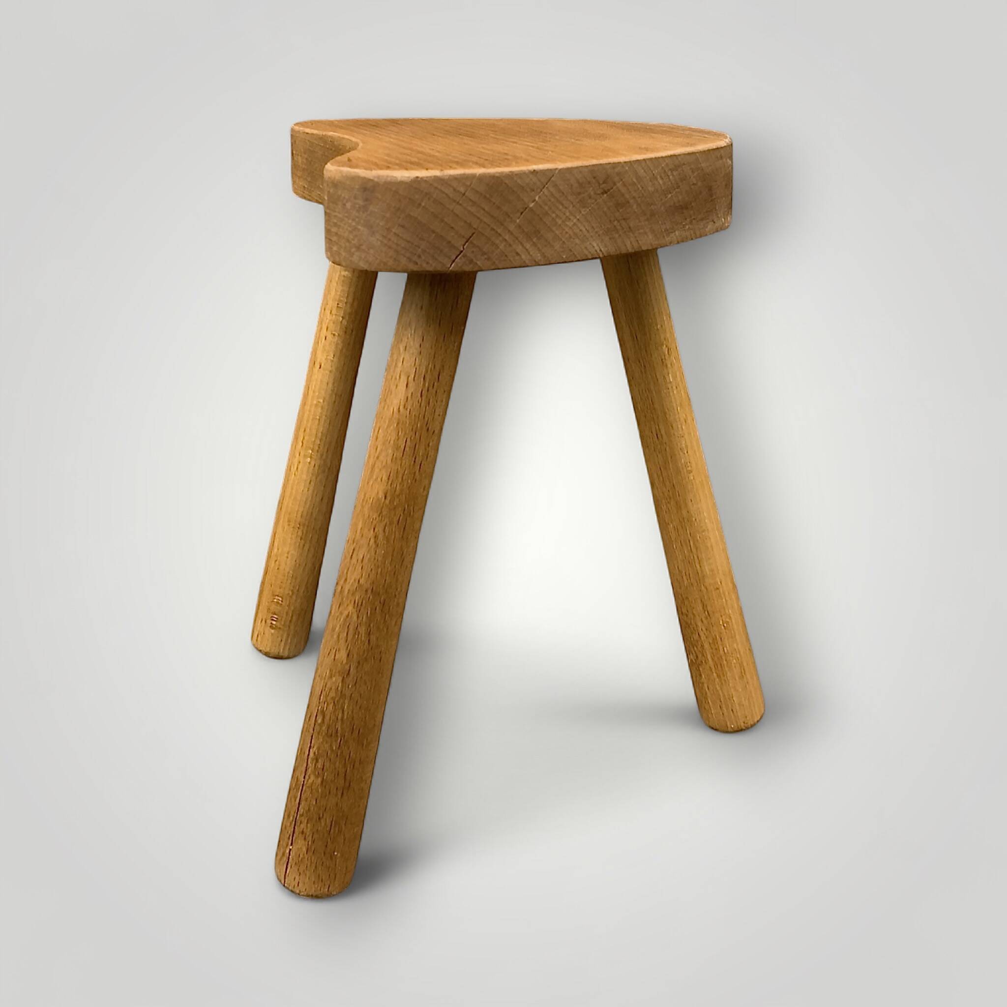 Vintage solid wood tripod stool – 50s bean model