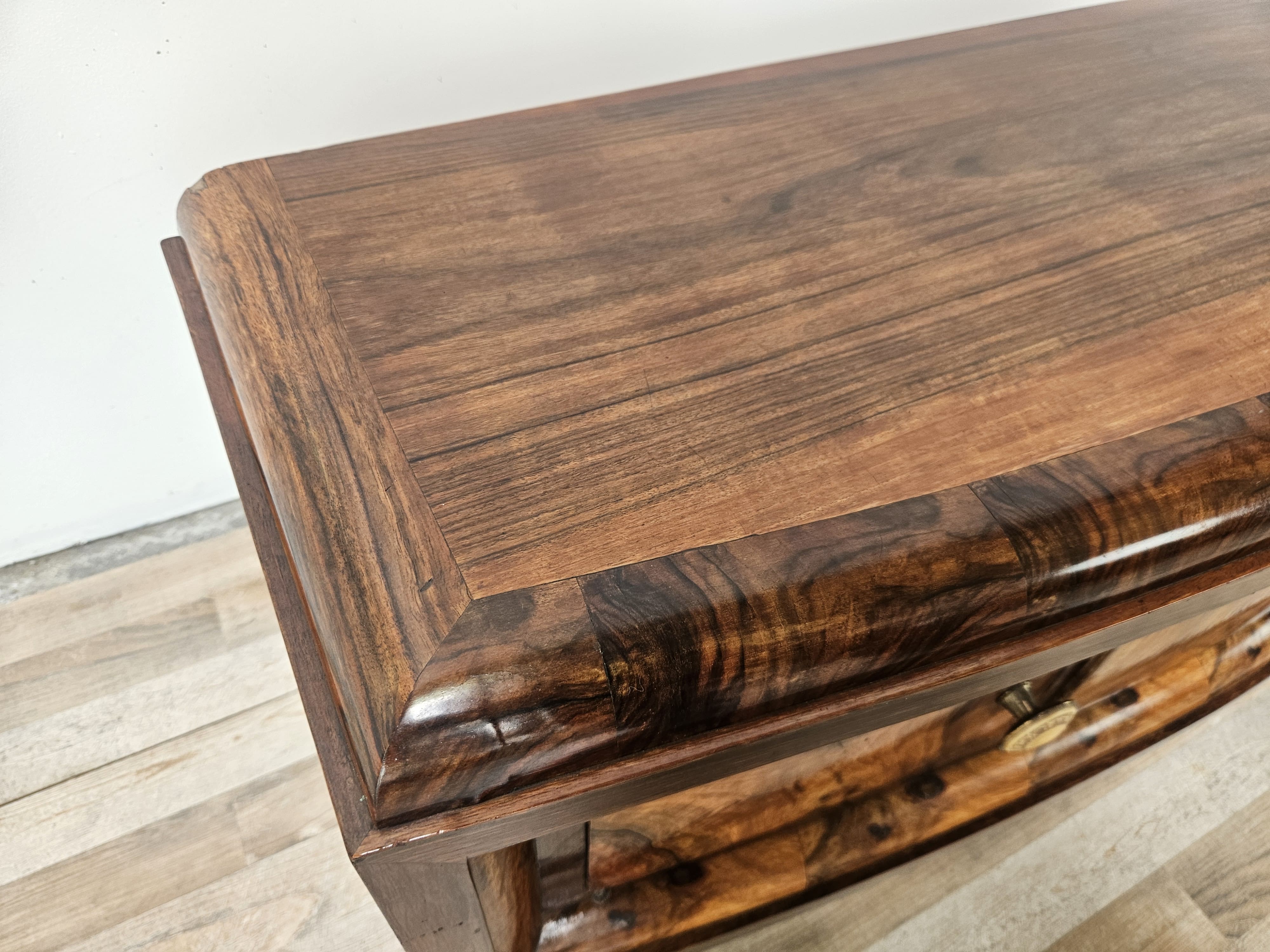 Tuscan Art Decò dressing table from the 1940s in walnut burl