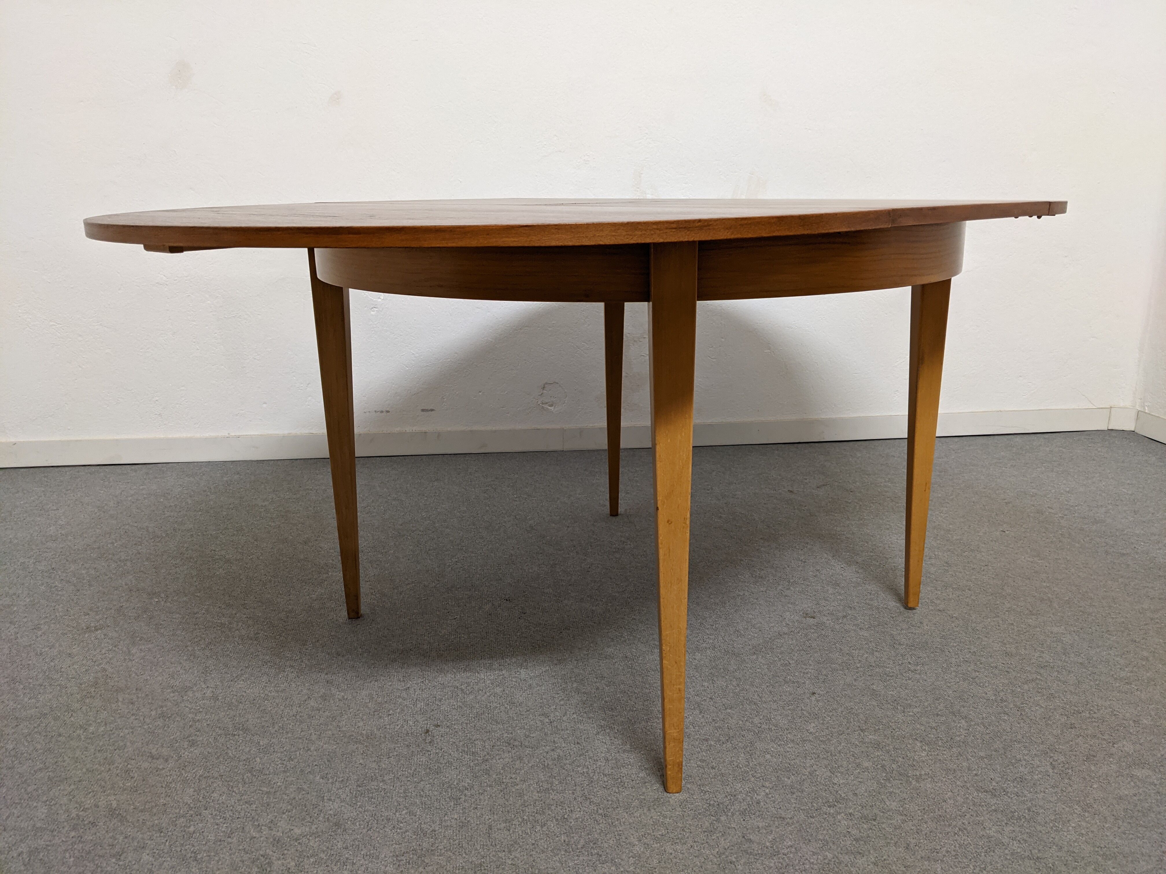 Vintage round table extended by the 50s/60s