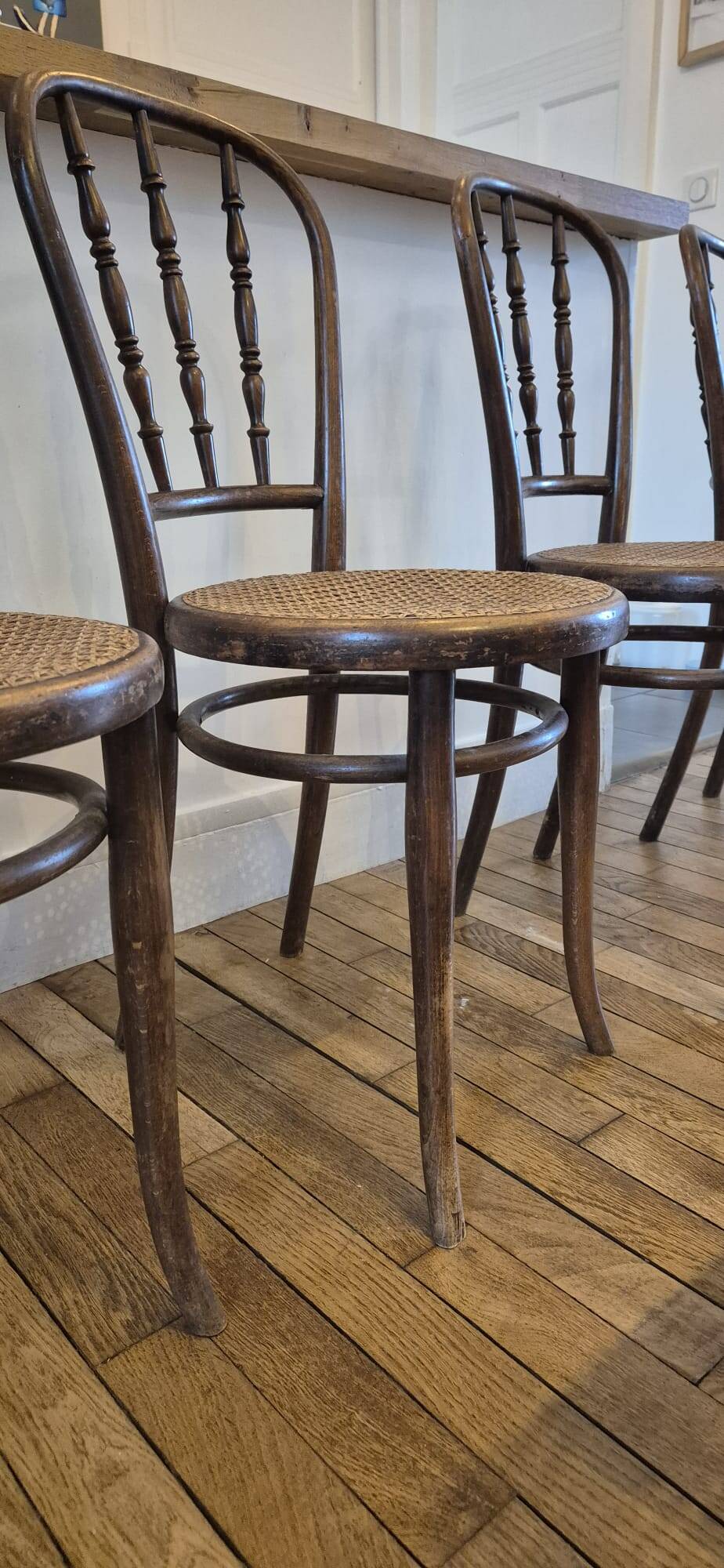 Lot de 4 chaises signées Thonet avec cannage