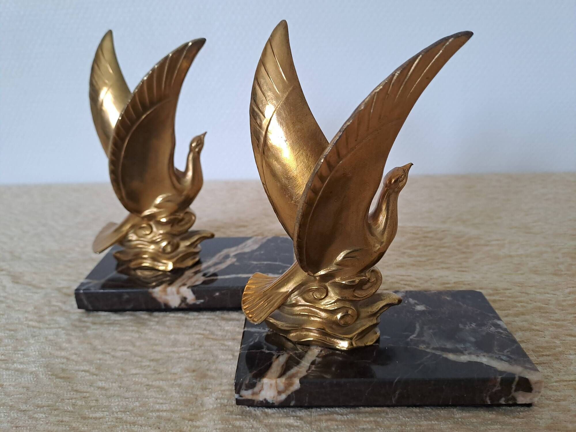 Pair of golden bird bookends on veined marble – Mid-Century vintage