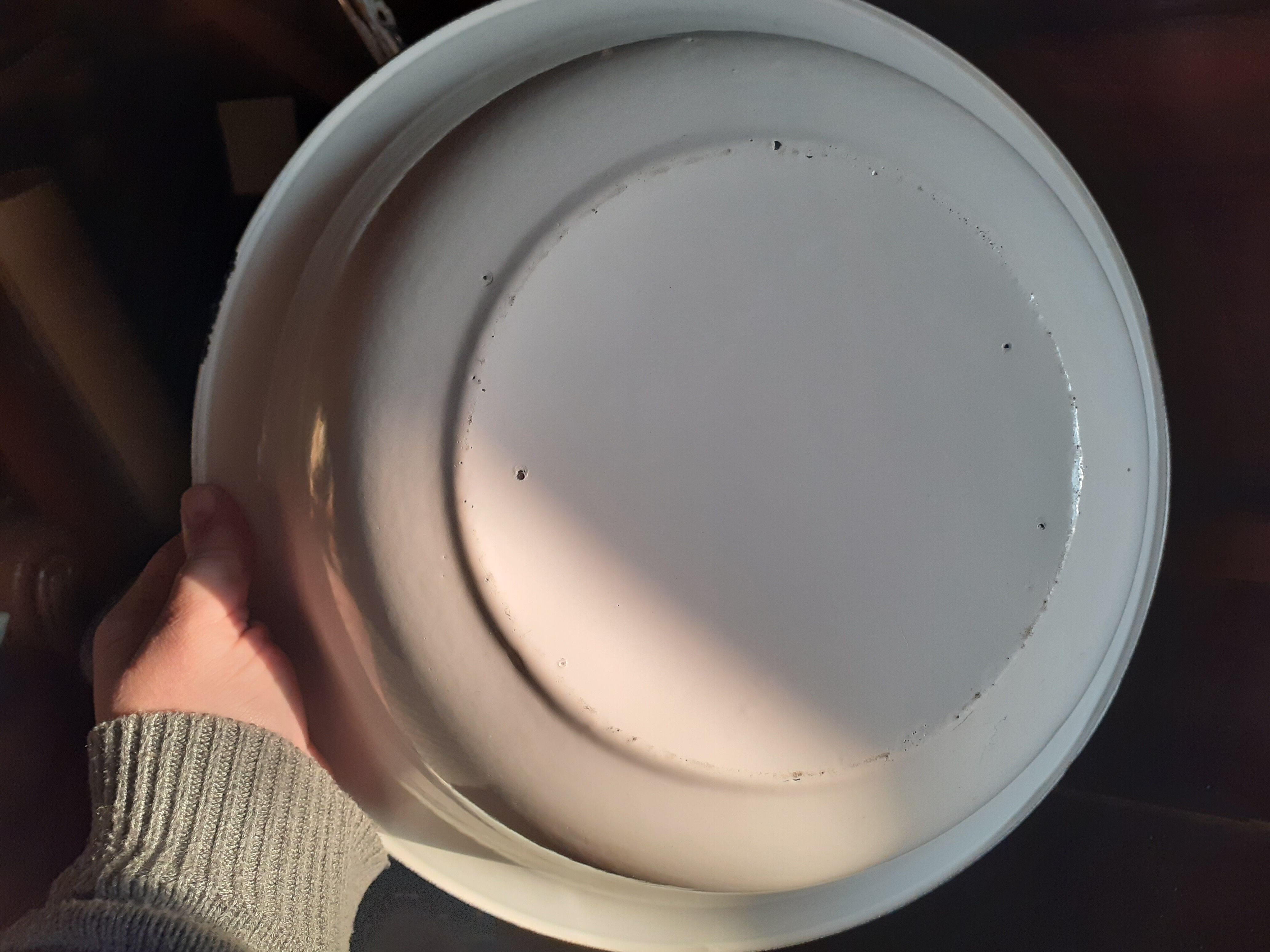 Enamelled tole basin