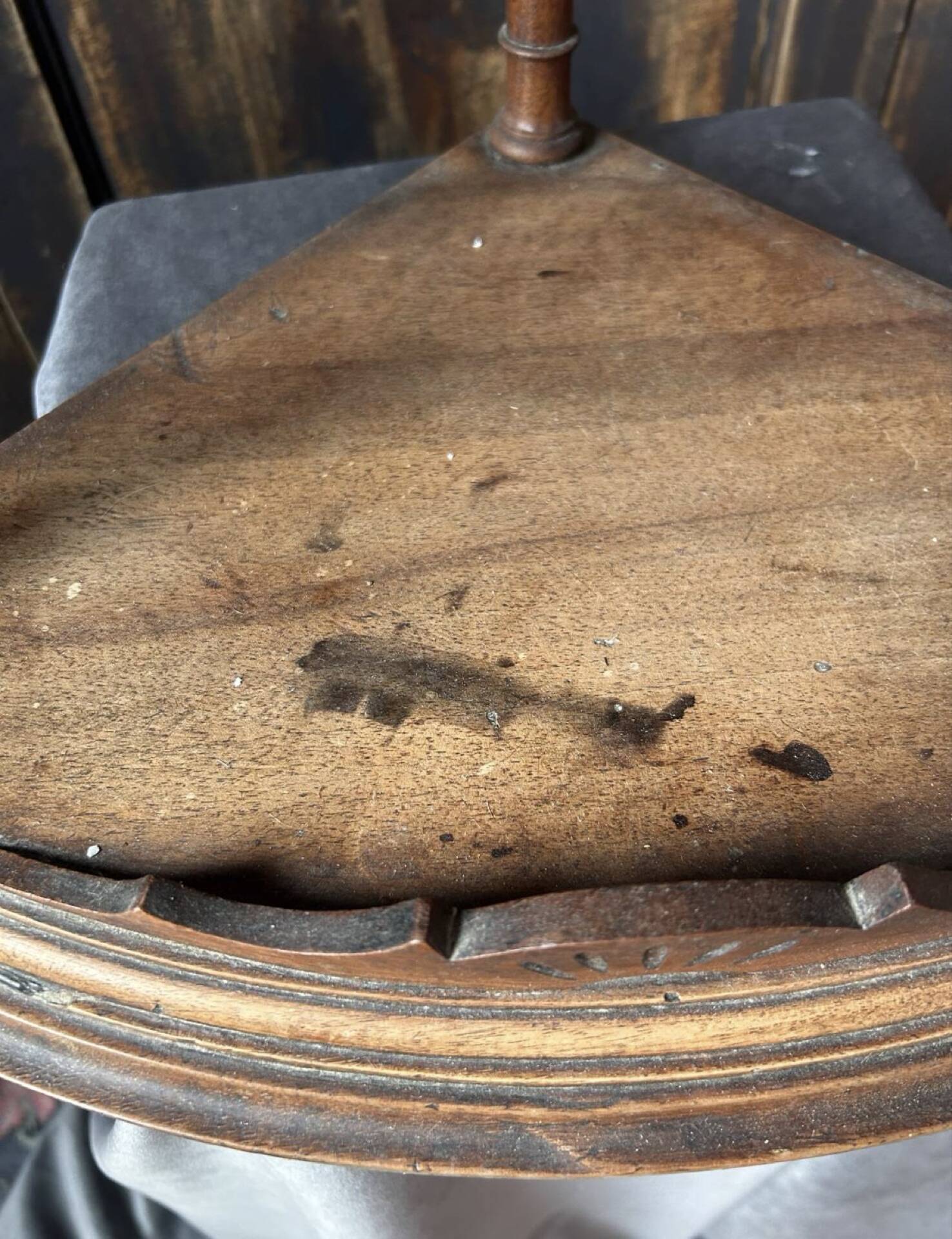 Small 19th-century corner shelf in walnut – beautiful cabinetmaking work.