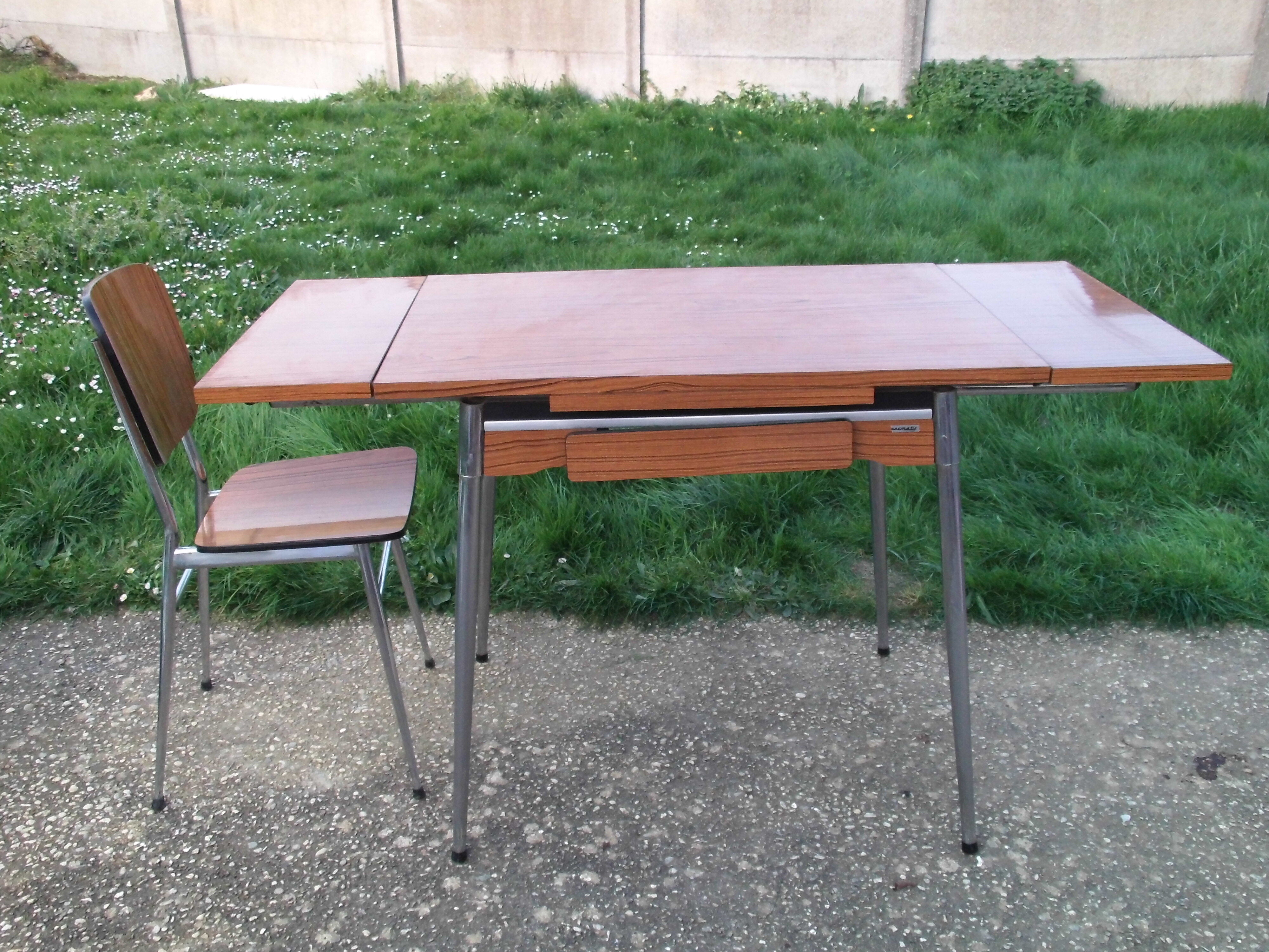 Table and its 2 chairs in brown formica Supermatic