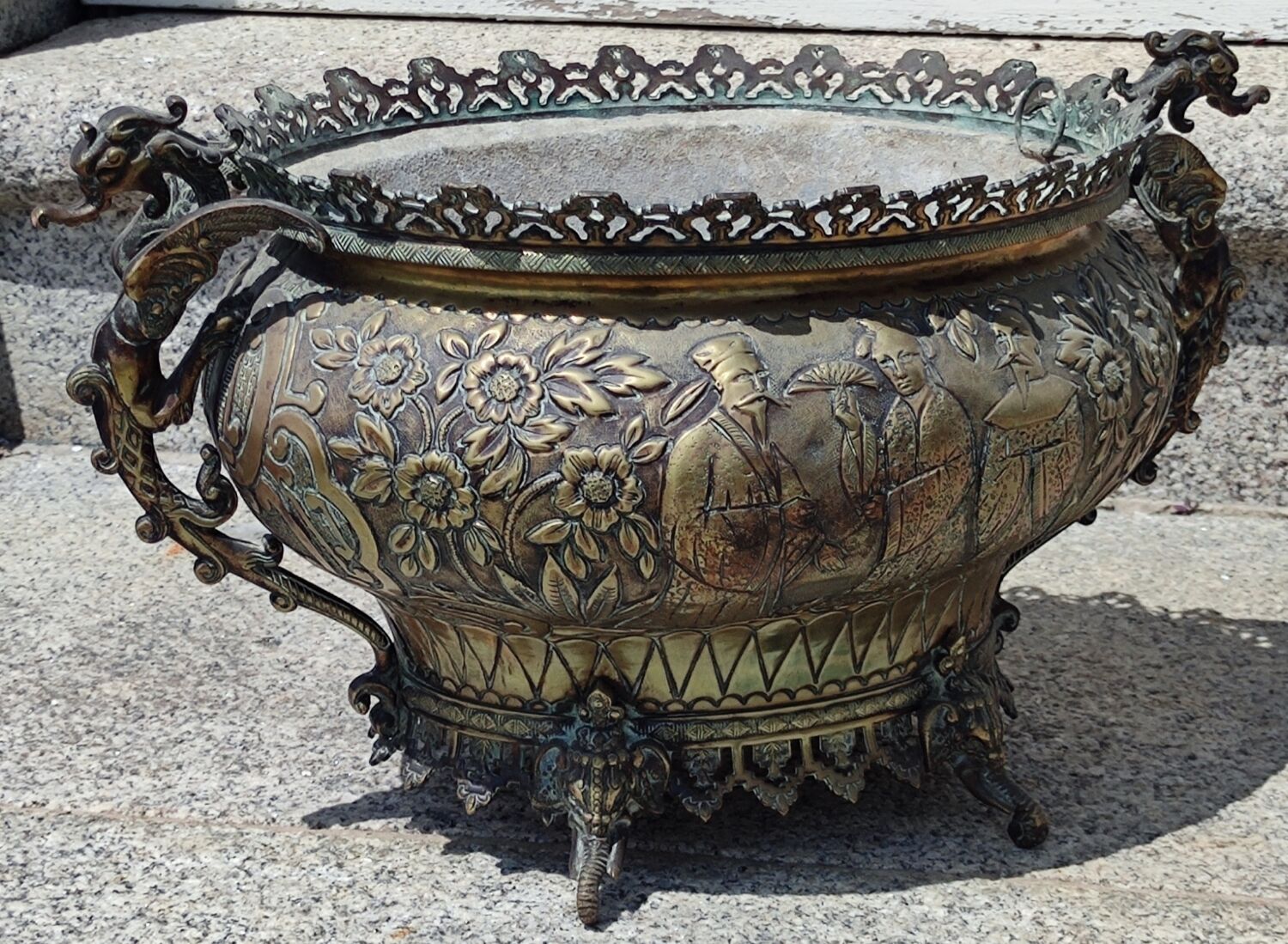 Ancienne jardinière en cuivre décor hindou