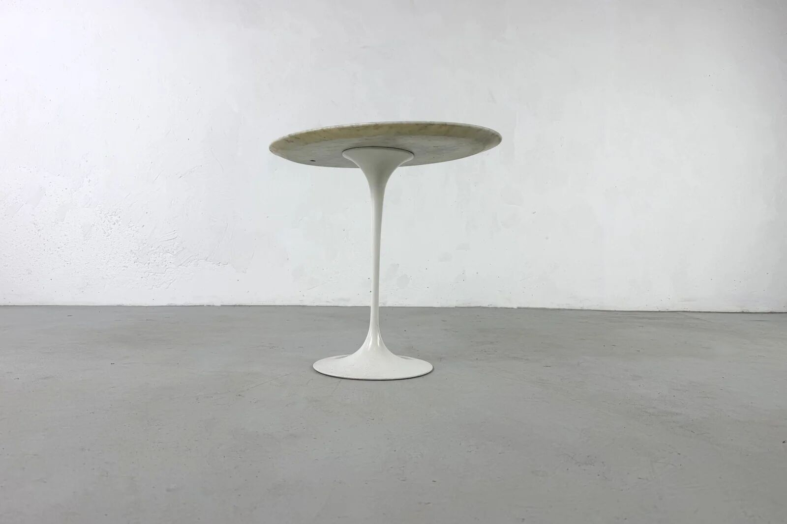 Tulip oval side table by Eero Saarinen for Knoll International – 1960s