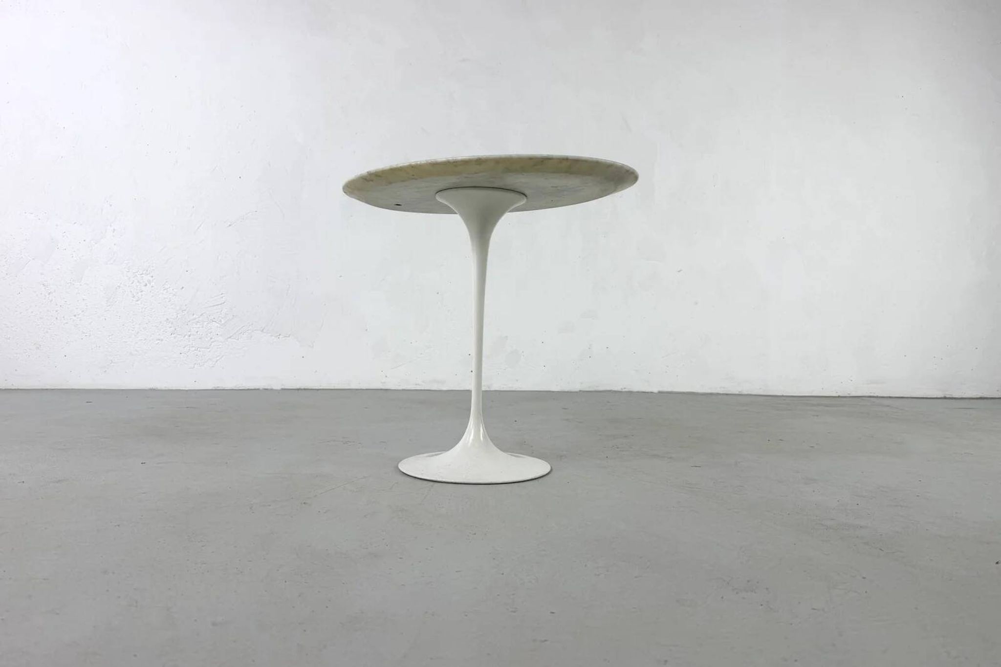 Tulip oval side table by Eero Saarinen for Knoll International – 1960s