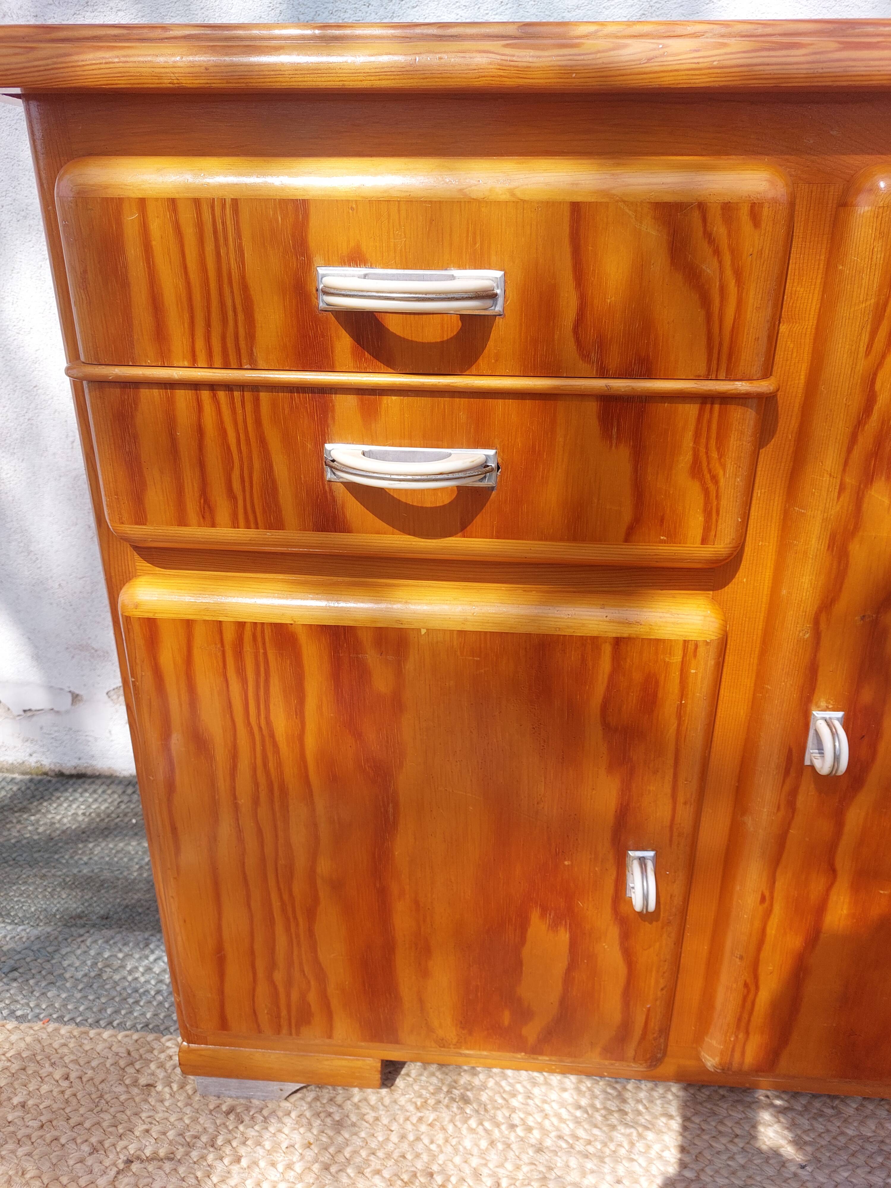 buffet Mado, portes asymétriques