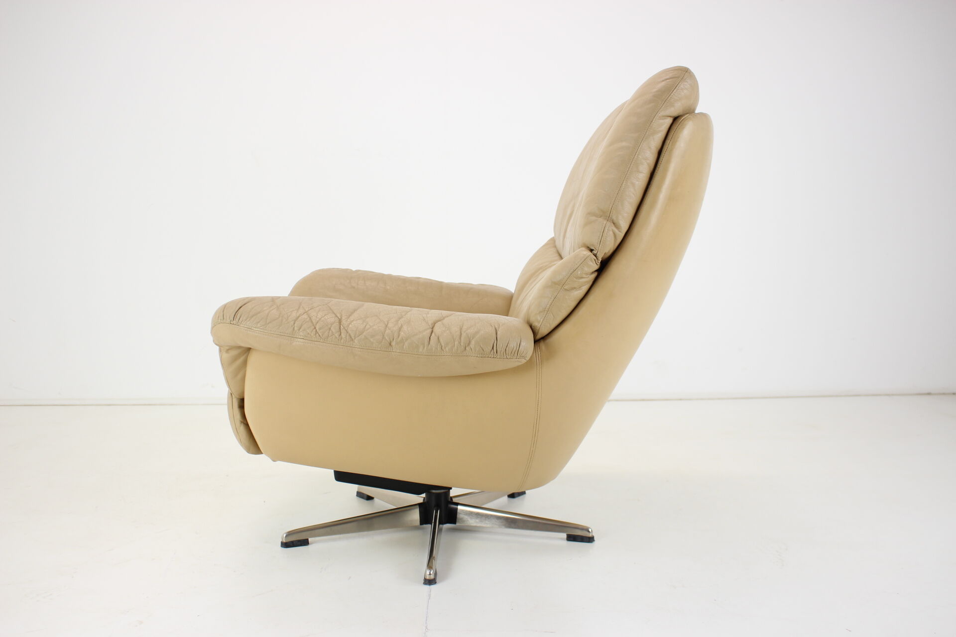 Large Scandinavian Adjustable Leather Armchair by Peem, 1970s, Finland