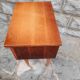 Table de chevet en bois vernis en placage