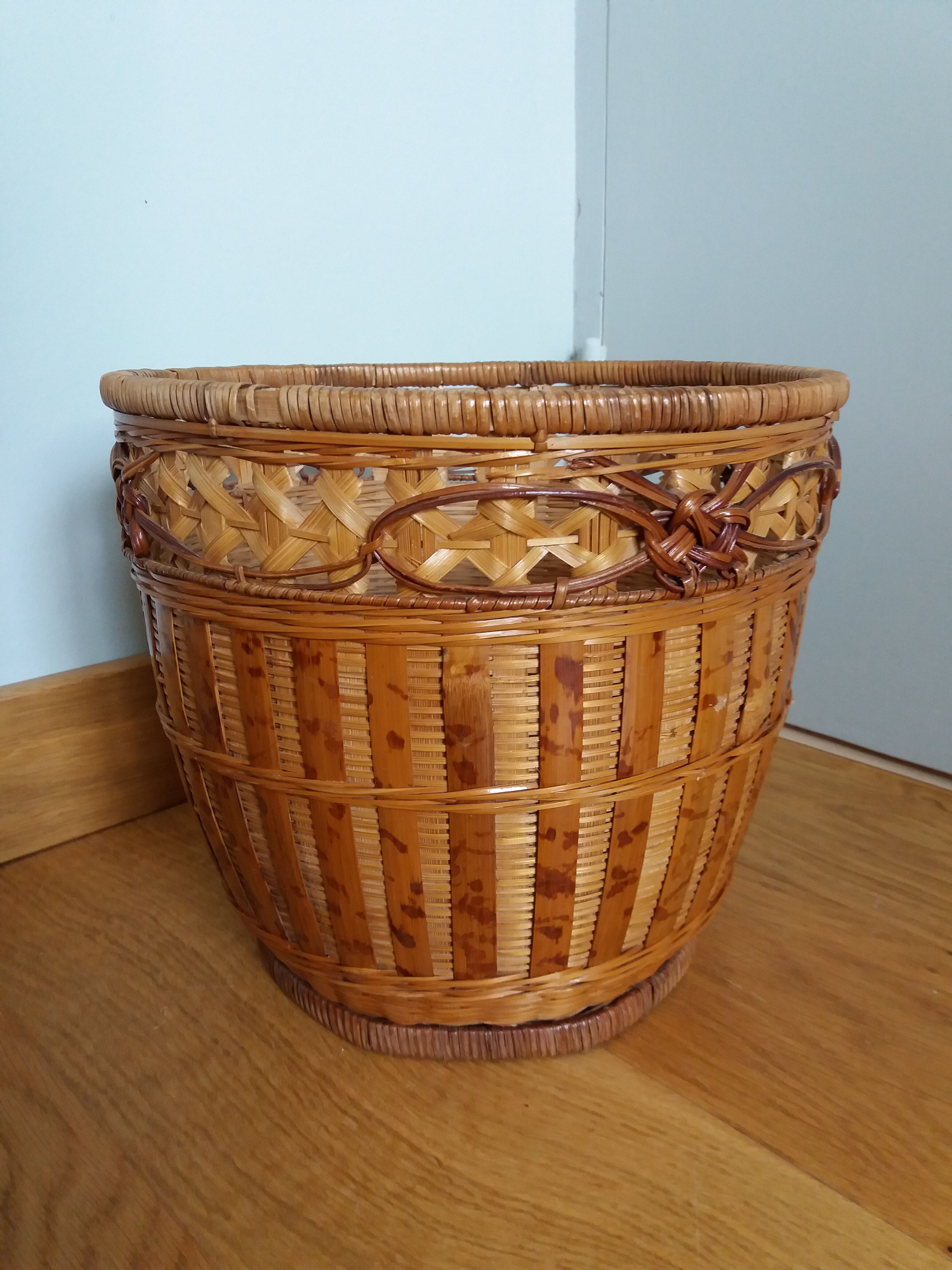 Basket paper in rattan and wicker