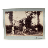 Photo albumine contrecollée sur carton représentant des moissonneurs