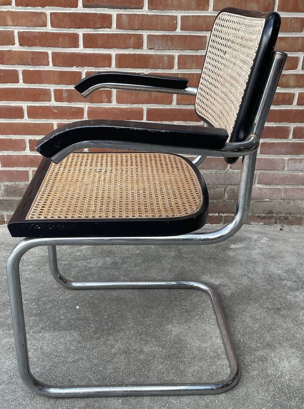 Chaise Cesca B64 avec accoudoirs by Marcel Breuer Design en noir