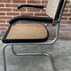 Chaise Cesca B64 avec accoudoirs by Marcel Breuer Design en noir