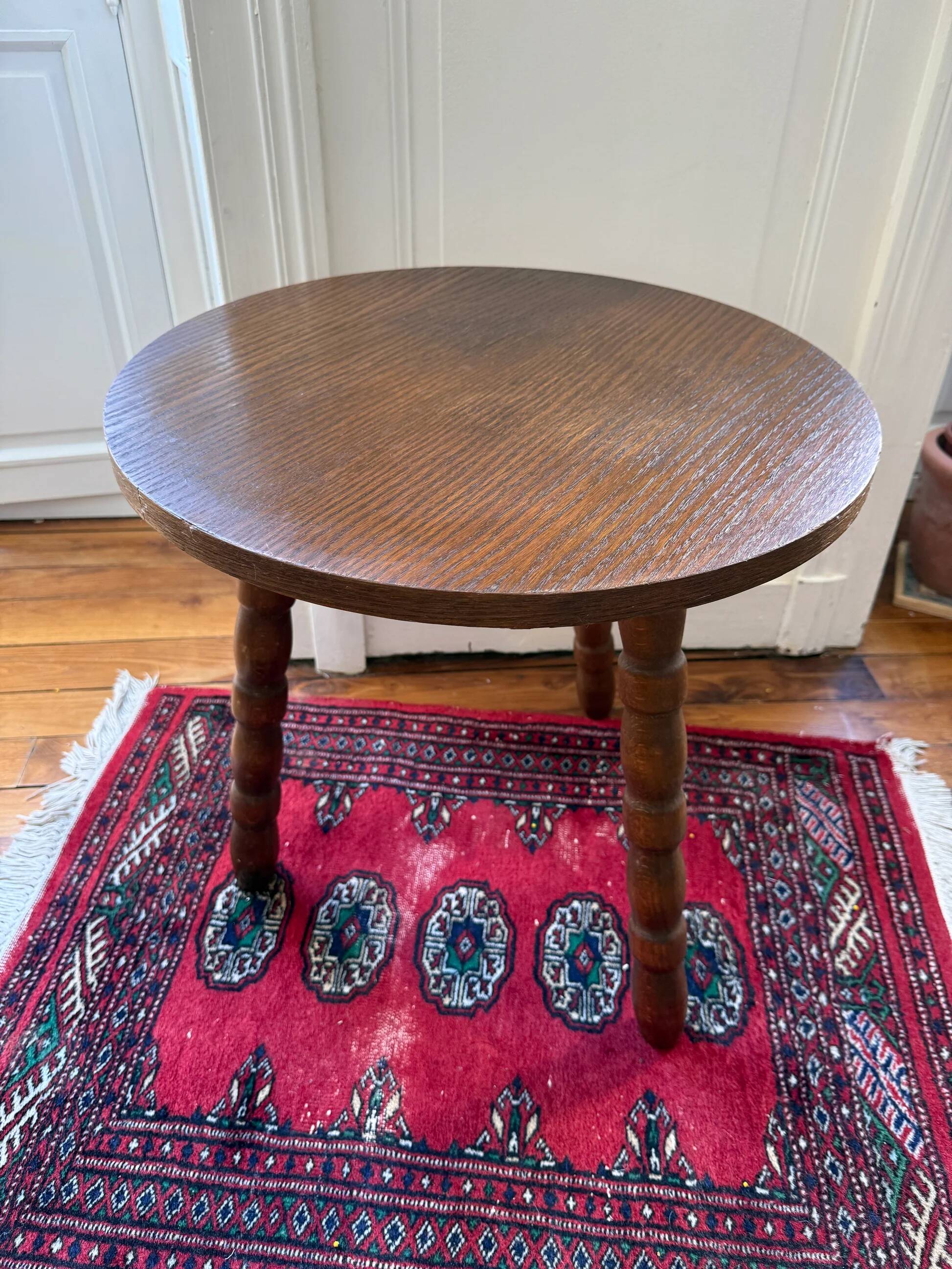 Tripod side table in wood - brutalist style