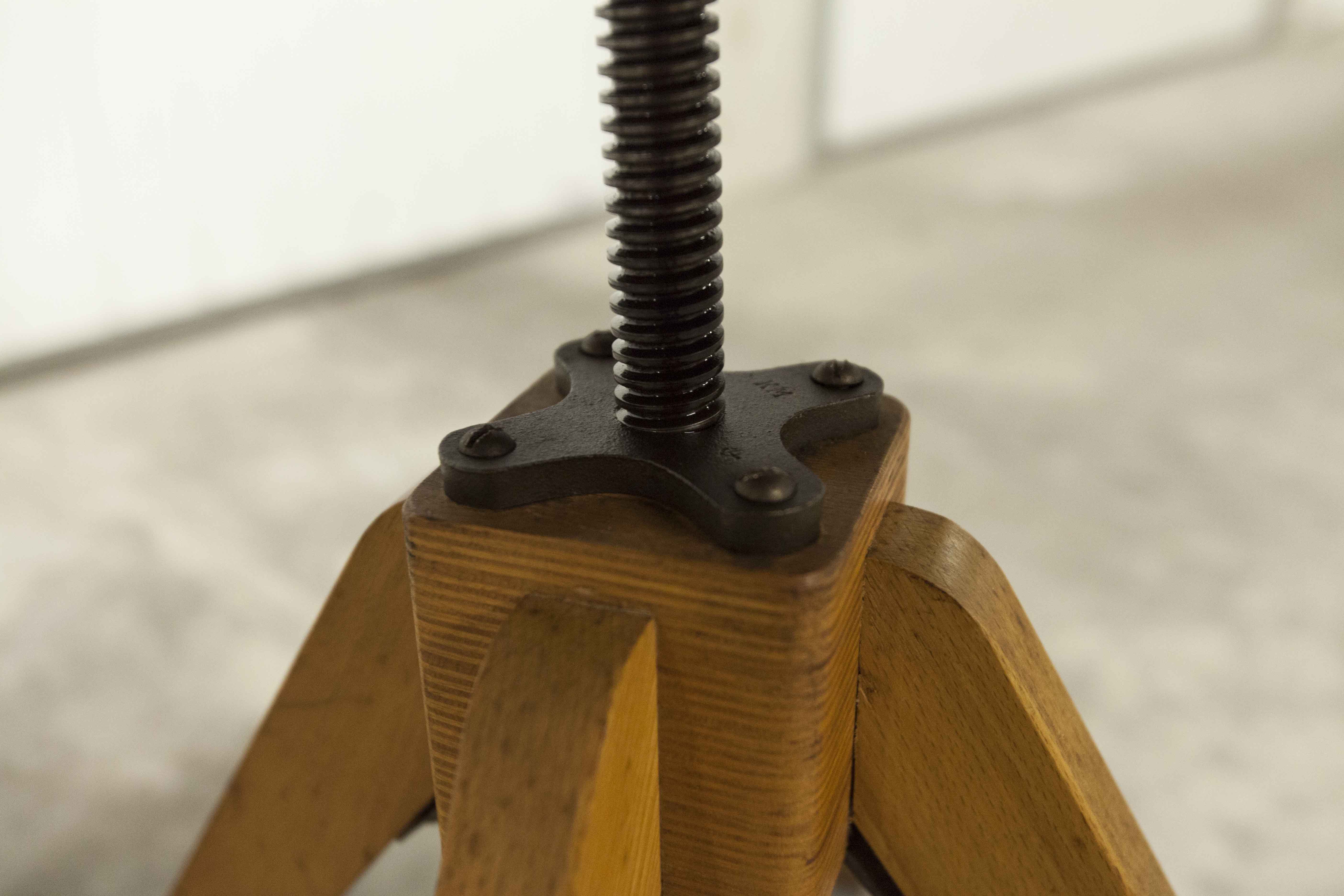 Workshop chair 1950 feet compass skaï red atypical