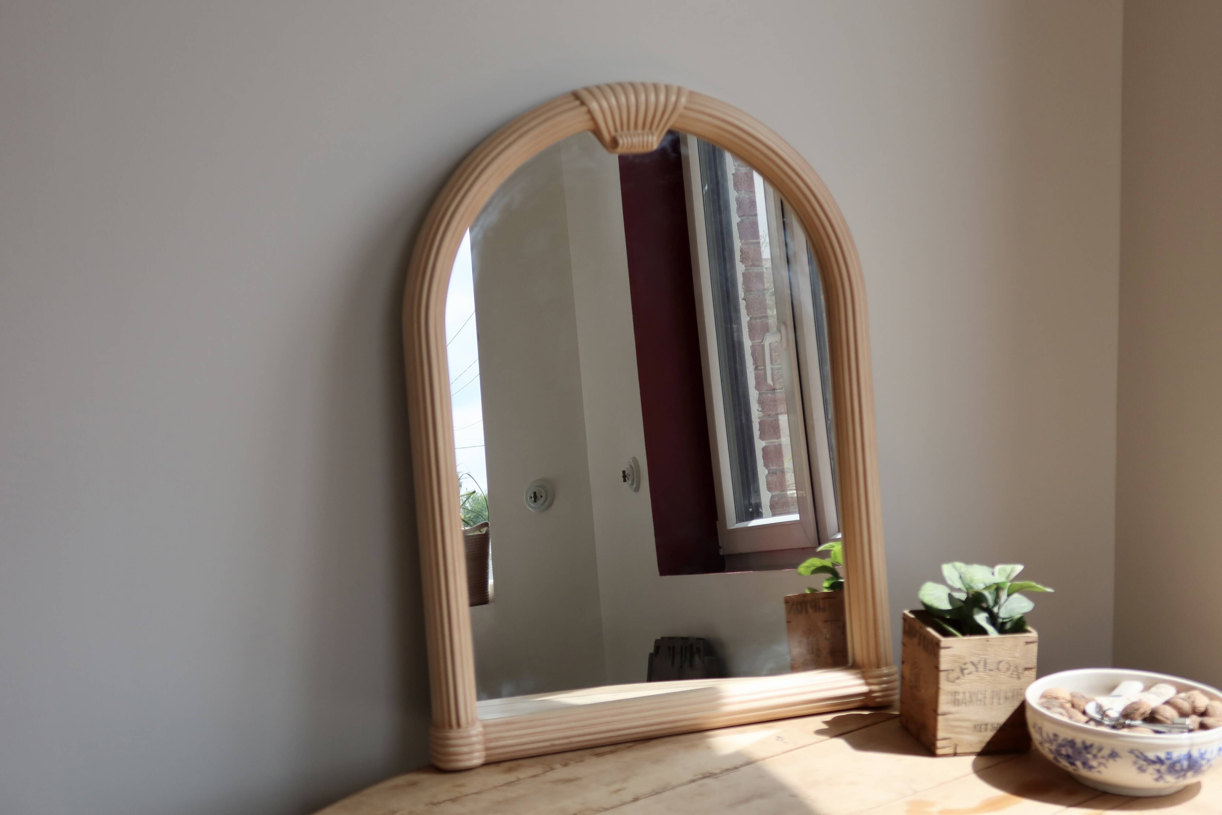 Powder pink arch wall mirror - Art Deco style - Moulded frame