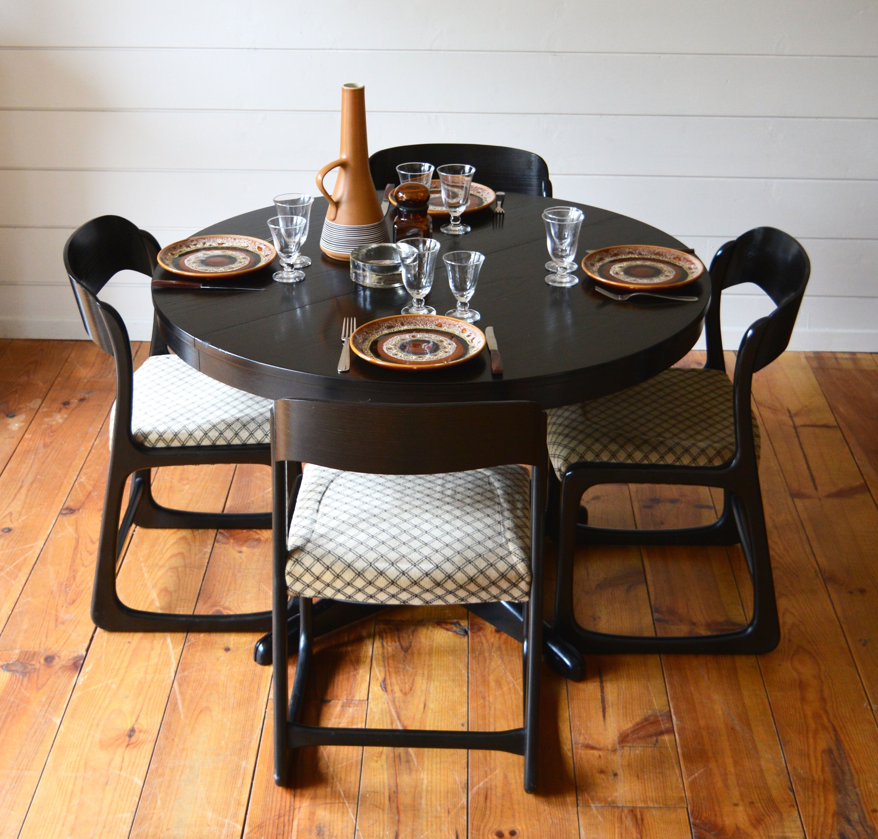 Ensemble table et chaises traîneau Baumann