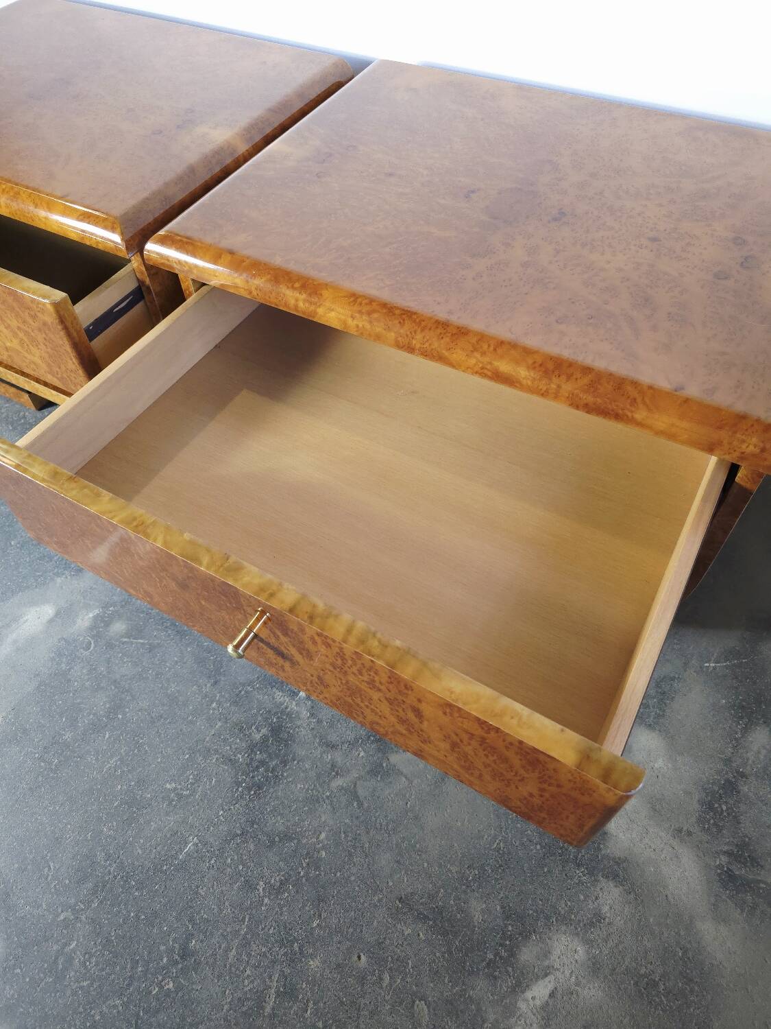 Paire de tables de chevet Art déco en ronce de noyer et laiton