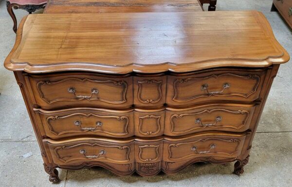Commode arbalète style louis XV estampillée En merisier massif