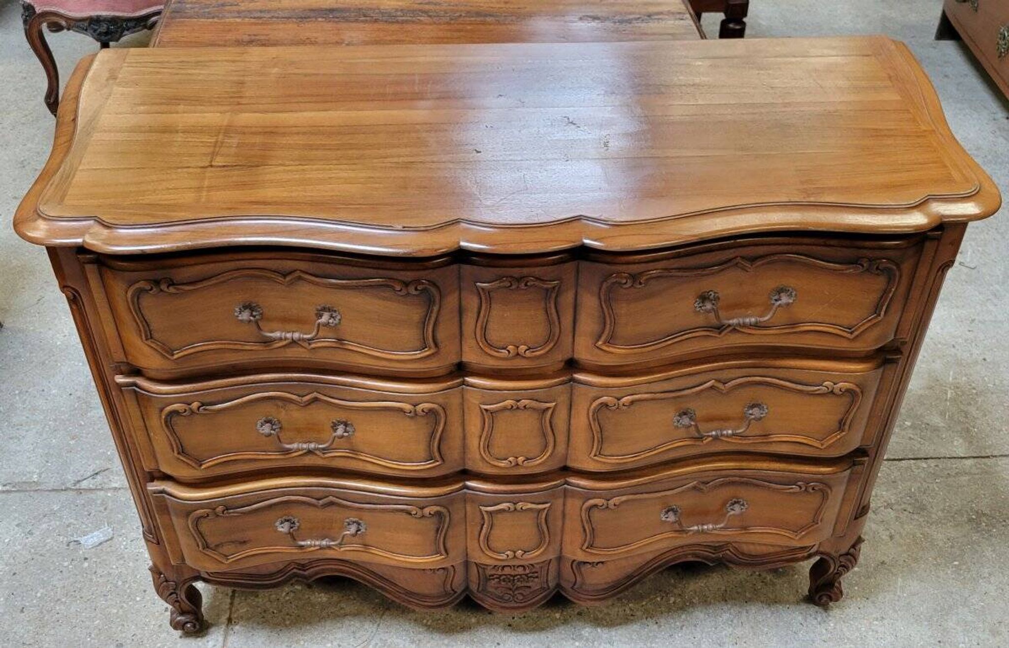 Commode arbalète style louis XV estampillée En merisier massif