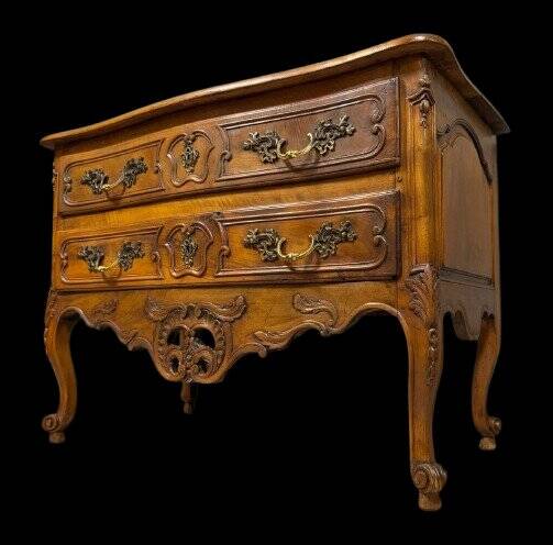 Provençal jumping commode Arlésienne from the Louis XV period in walnut from the 17th century.