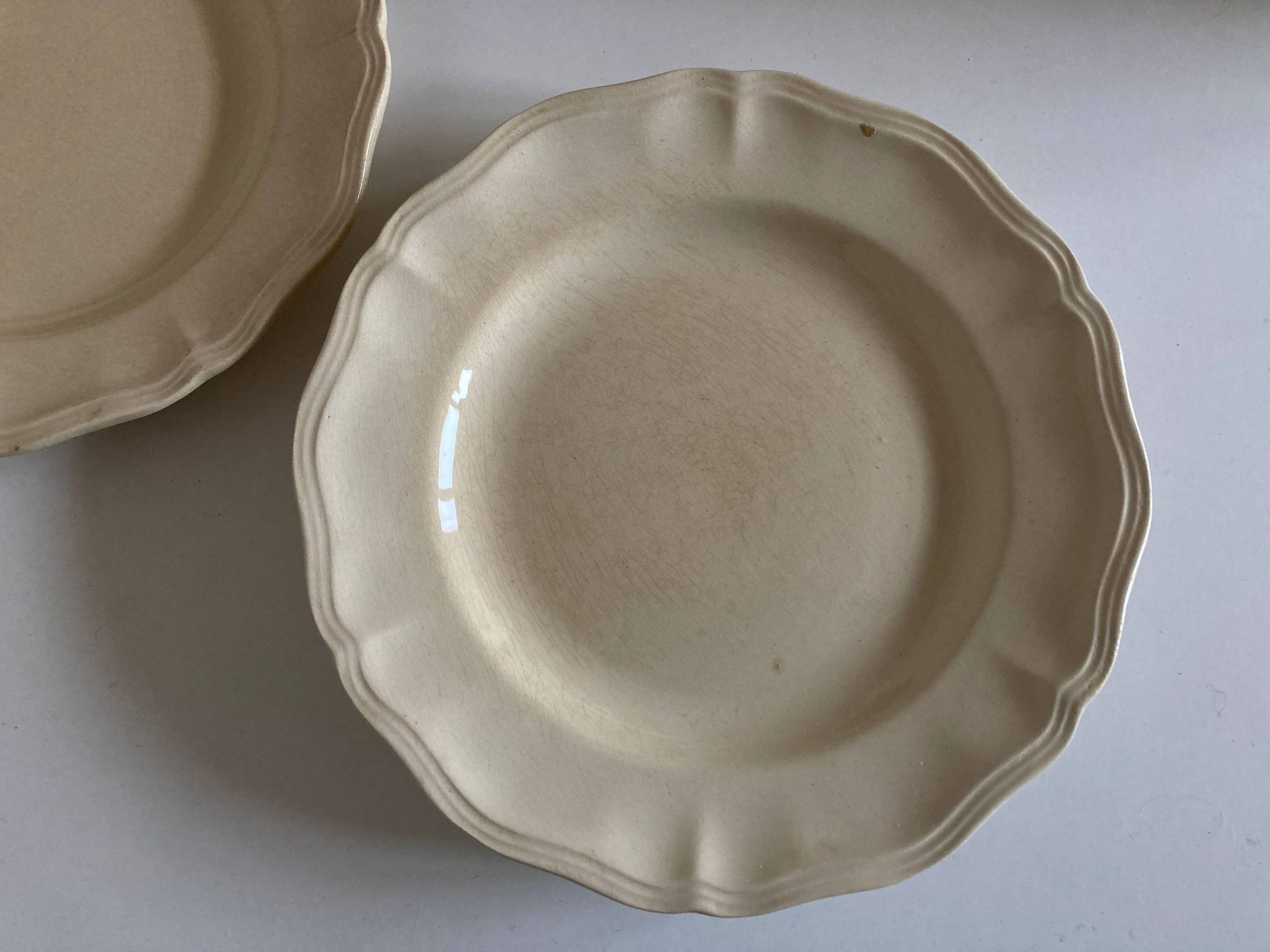 Set of 4 ivory Sarreguemines plates with gadroons