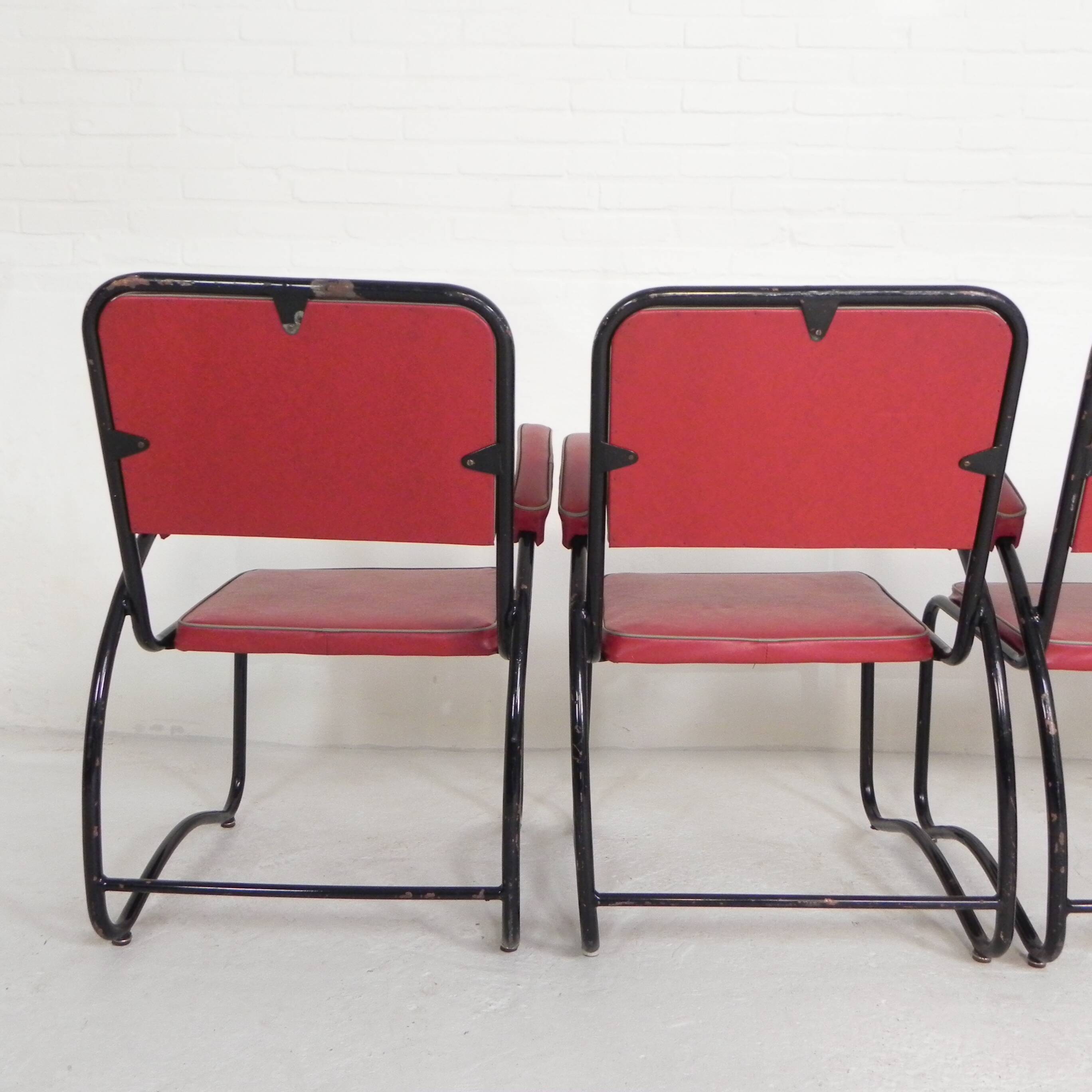 Set of 4 armchairs and a coffee table with tubular structure in Bauhaus style, 1950s.
